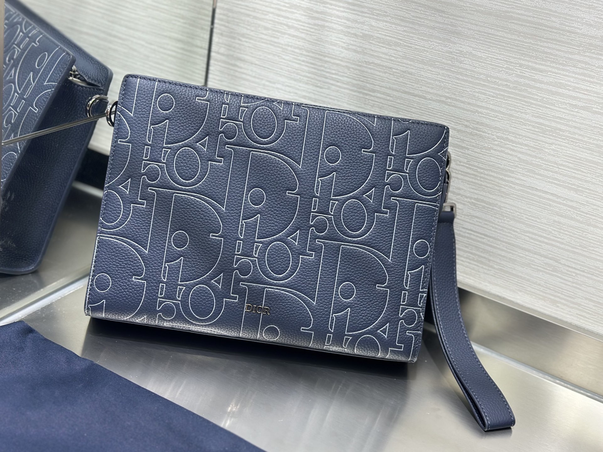 (正品开发 市场最高版本) 这款 A5 三角形手拿包是 Dior 的主打单品。采用海军蓝色 Dior G