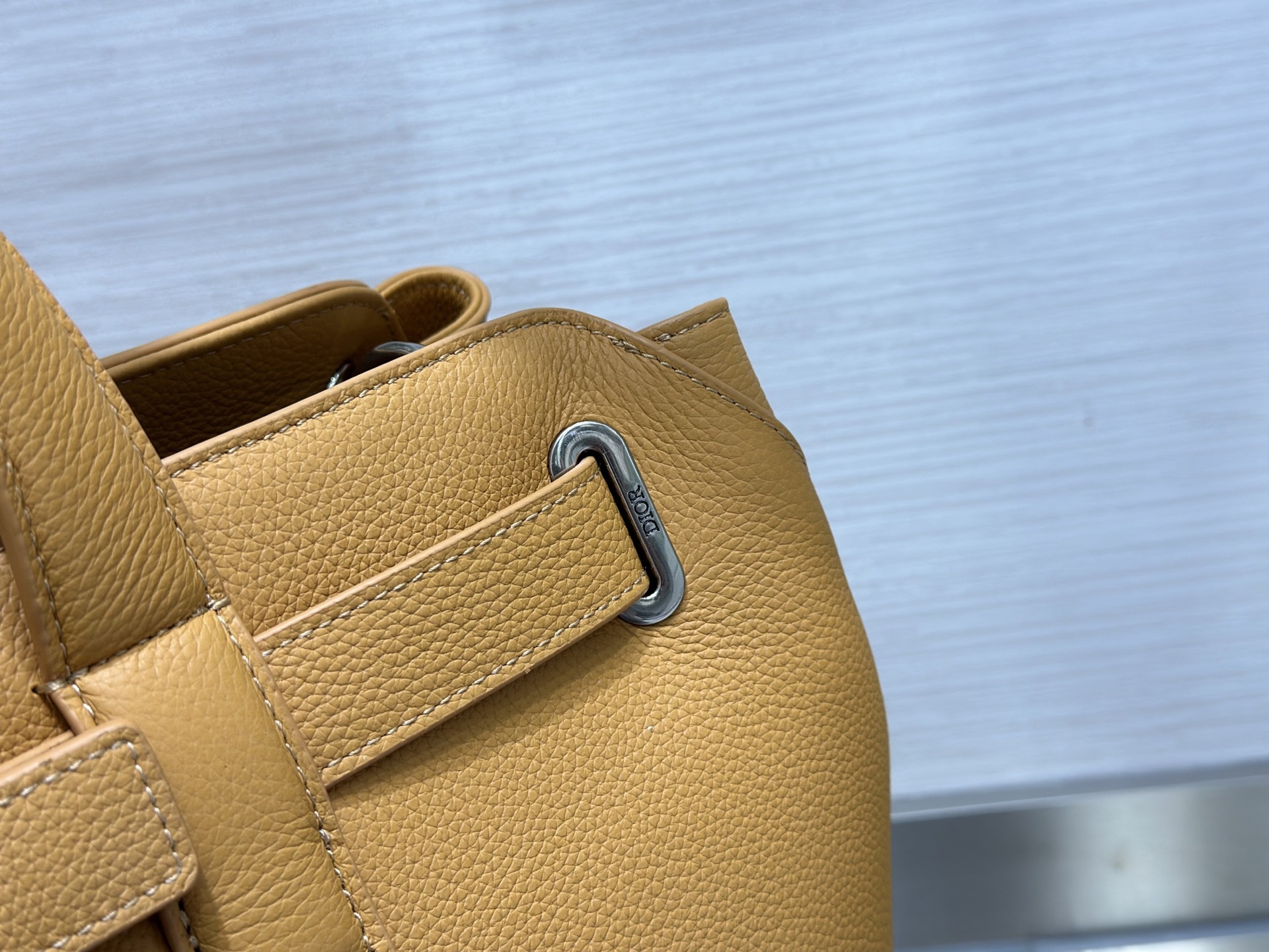 这款 Dior Normandie 手袋将实用设计与 Dior 的高订精神融为一体。采用棕色 Dior