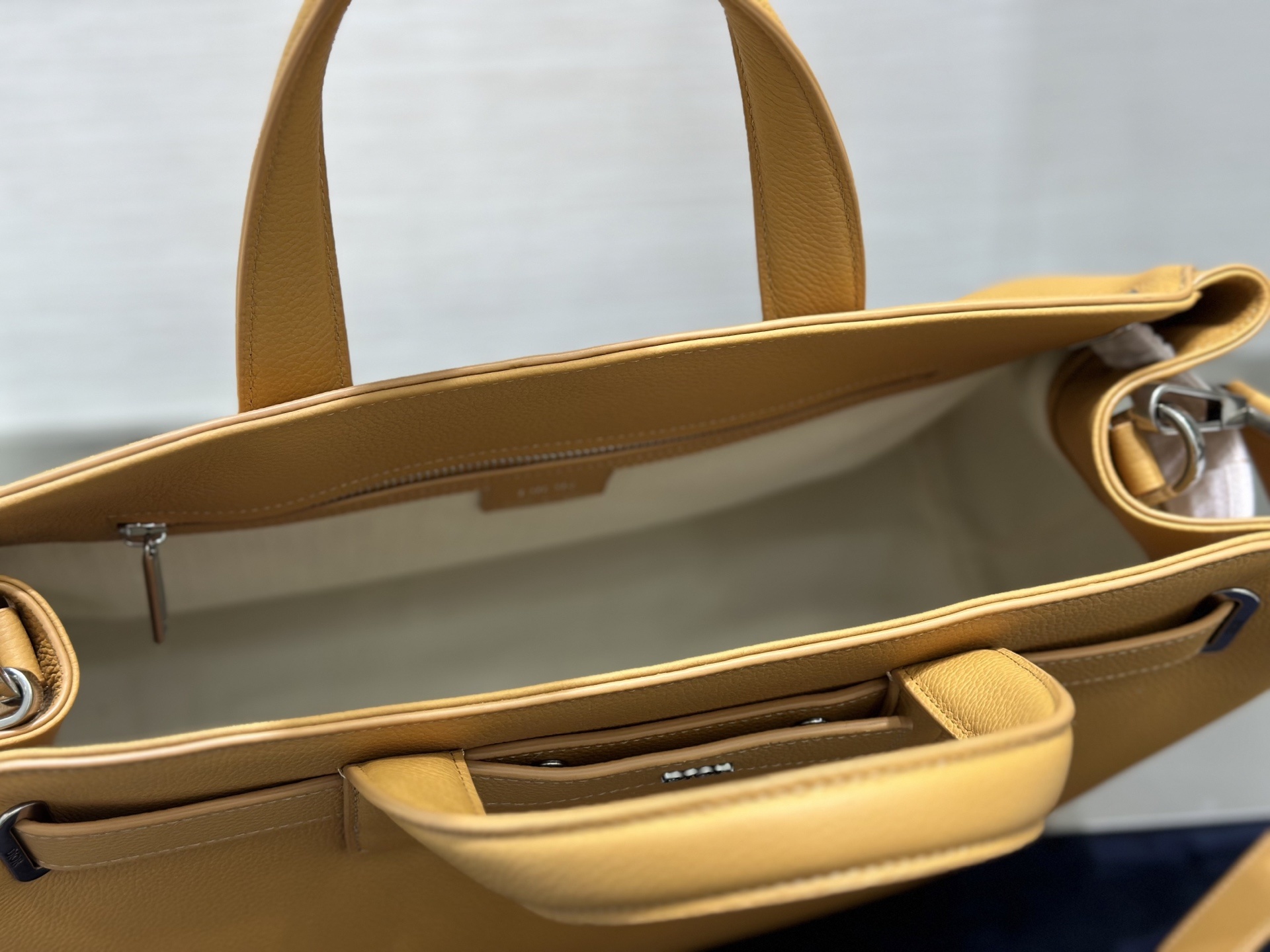 这款 Dior Normandie 手袋将实用设计与 Dior 的高订精神融为一体。采用棕色 Dior