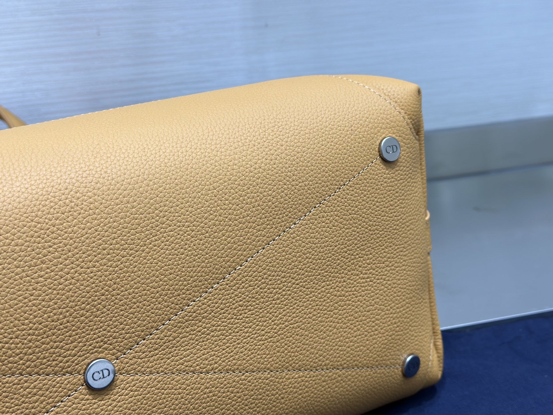 这款 Dior Normandie 手袋将实用设计与 Dior 的高订精神融为一体。采用棕色 Dior