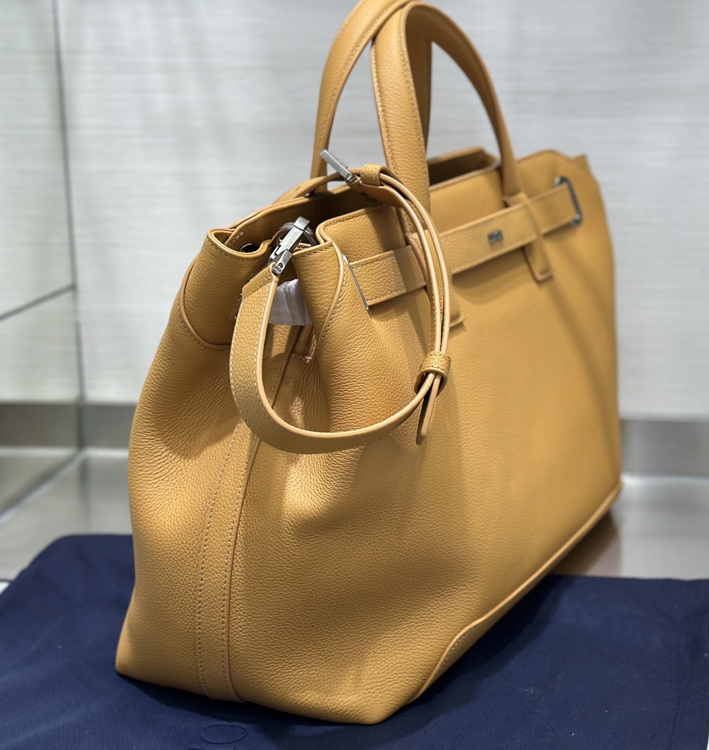 这款 Dior Normandie 手袋将实用设计与 Dior 的高订精神融为一体。采用棕色 Dior