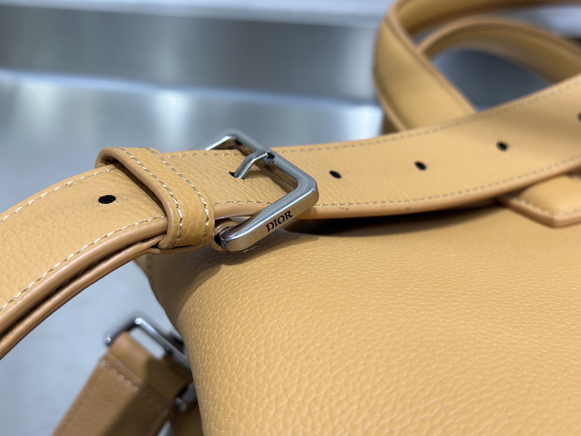 这款 Dior Normandie 手袋将实用设计与 Dior 的高订精神融为一体。采用棕色 Dior