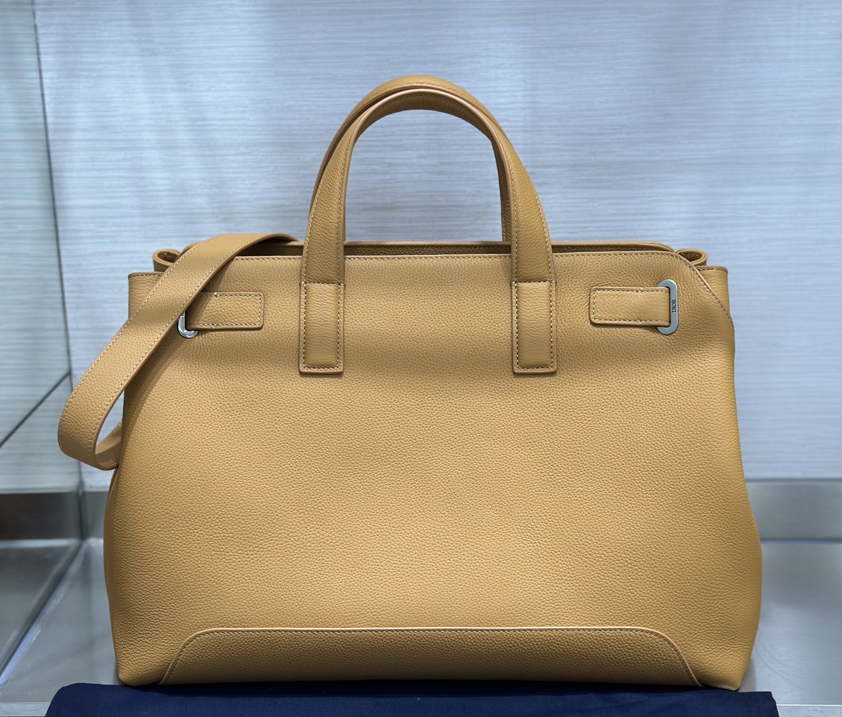 这款 Dior Normandie 手袋将实用设计与 Dior 的高订精神融为一体。采用棕色 Dior