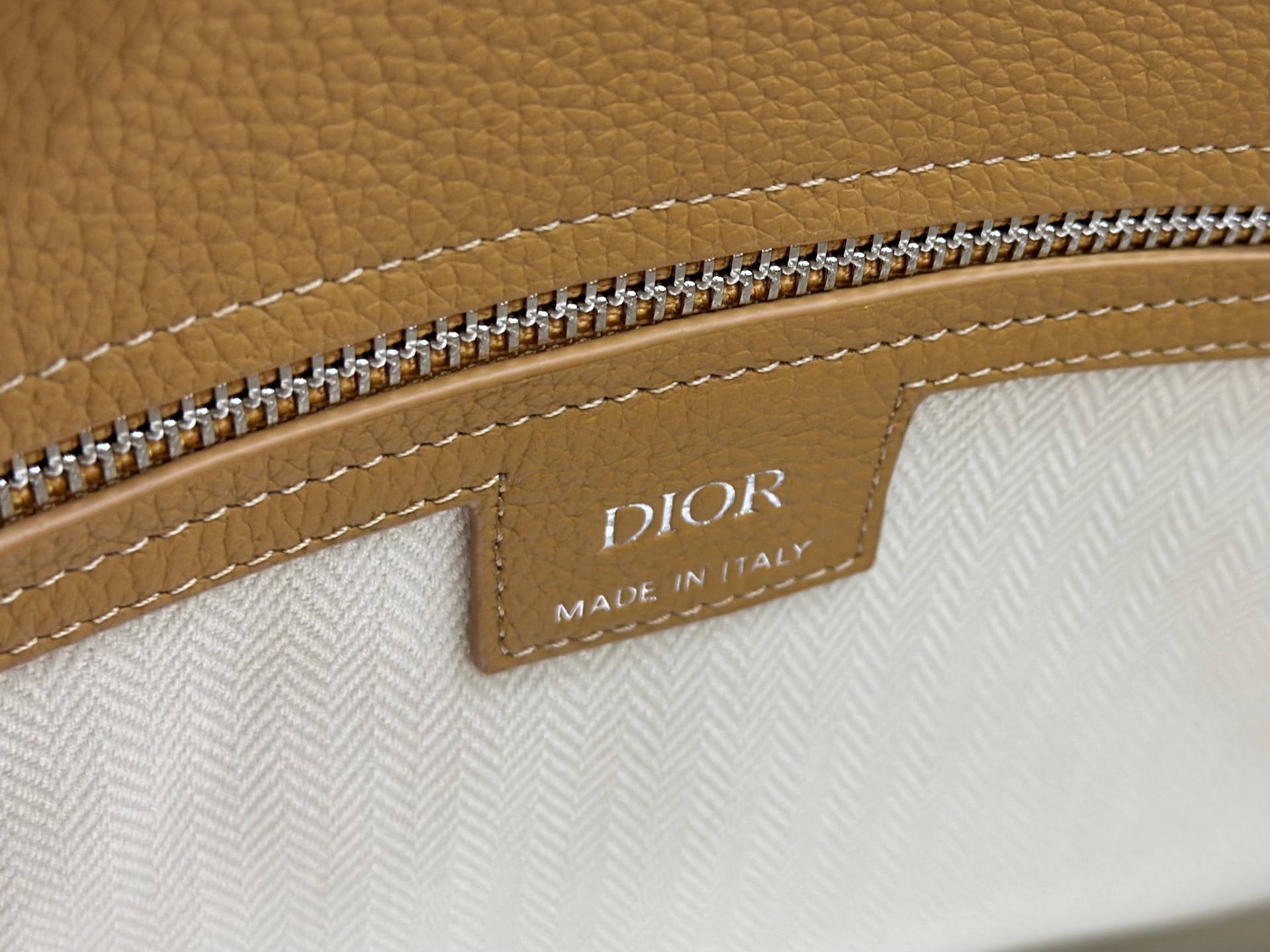 这款 Dior Normandie 手袋将实用设计与 Dior 的高订精神融为一体。采用棕色 Dior