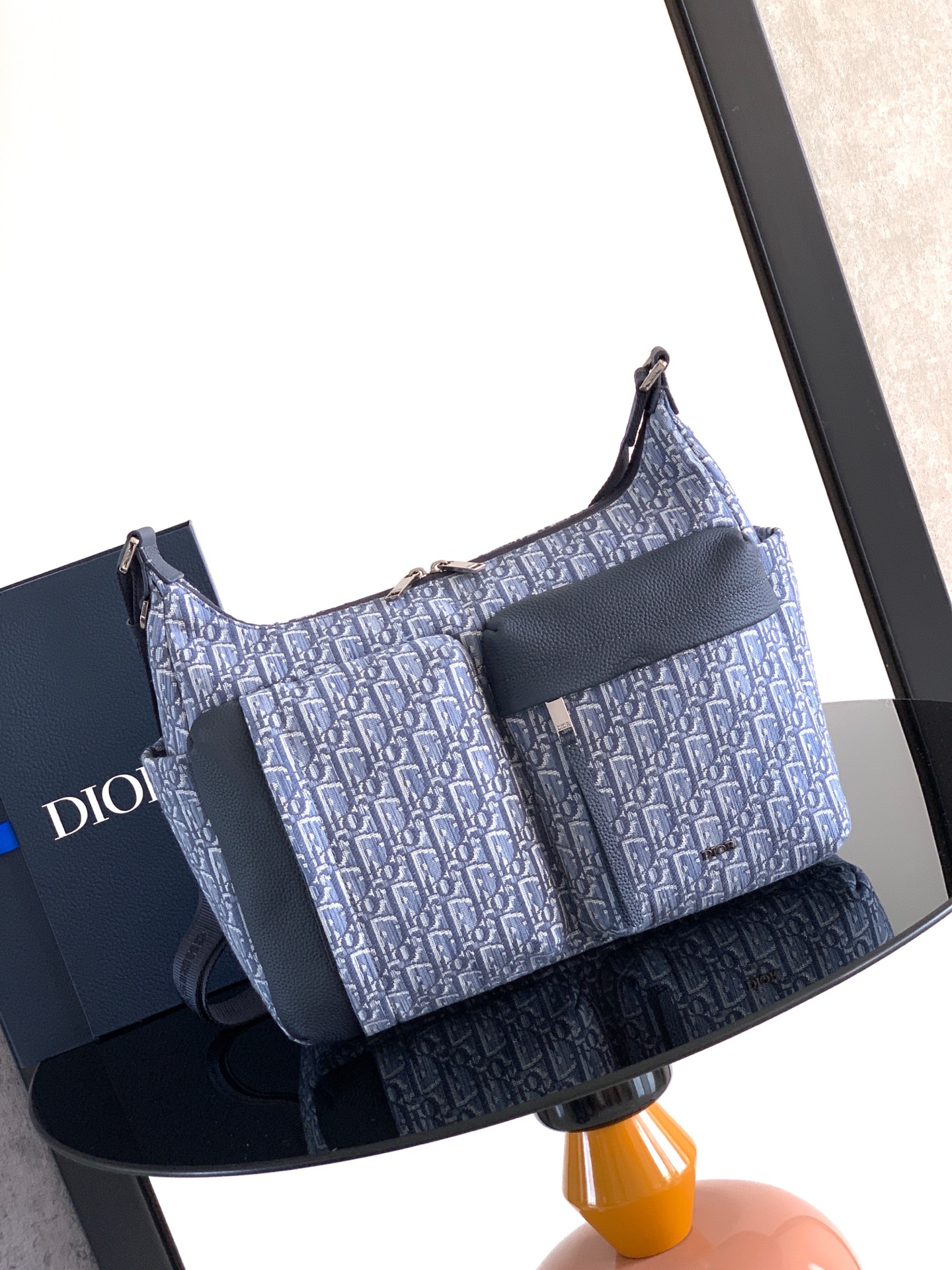 Dior dior 男包 这款 Rider Soft 水饺包是二零二五秋季男装系列新品 兼具实用功能与 设计