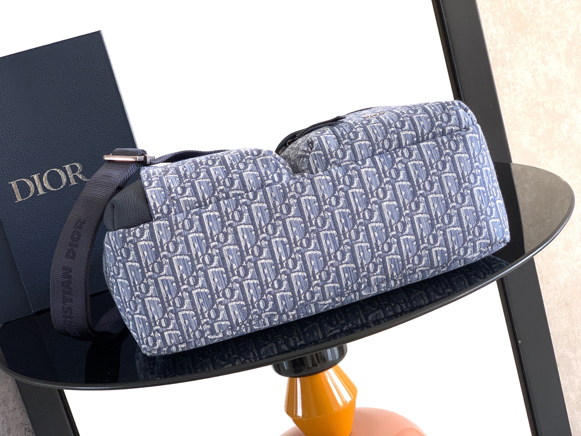 Dior dior 男包 这款 Rider Soft 水饺包是二零二五秋季男装系列新品 兼具实用功能与 设计