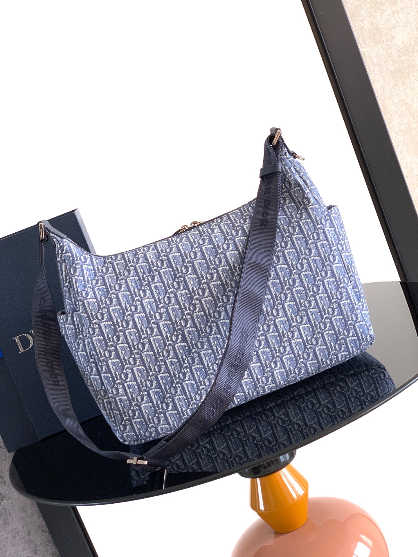 Dior dior 男包 这款 Rider Soft 水饺包是二零二五秋季男装系列新品 兼具实用功能与 设计