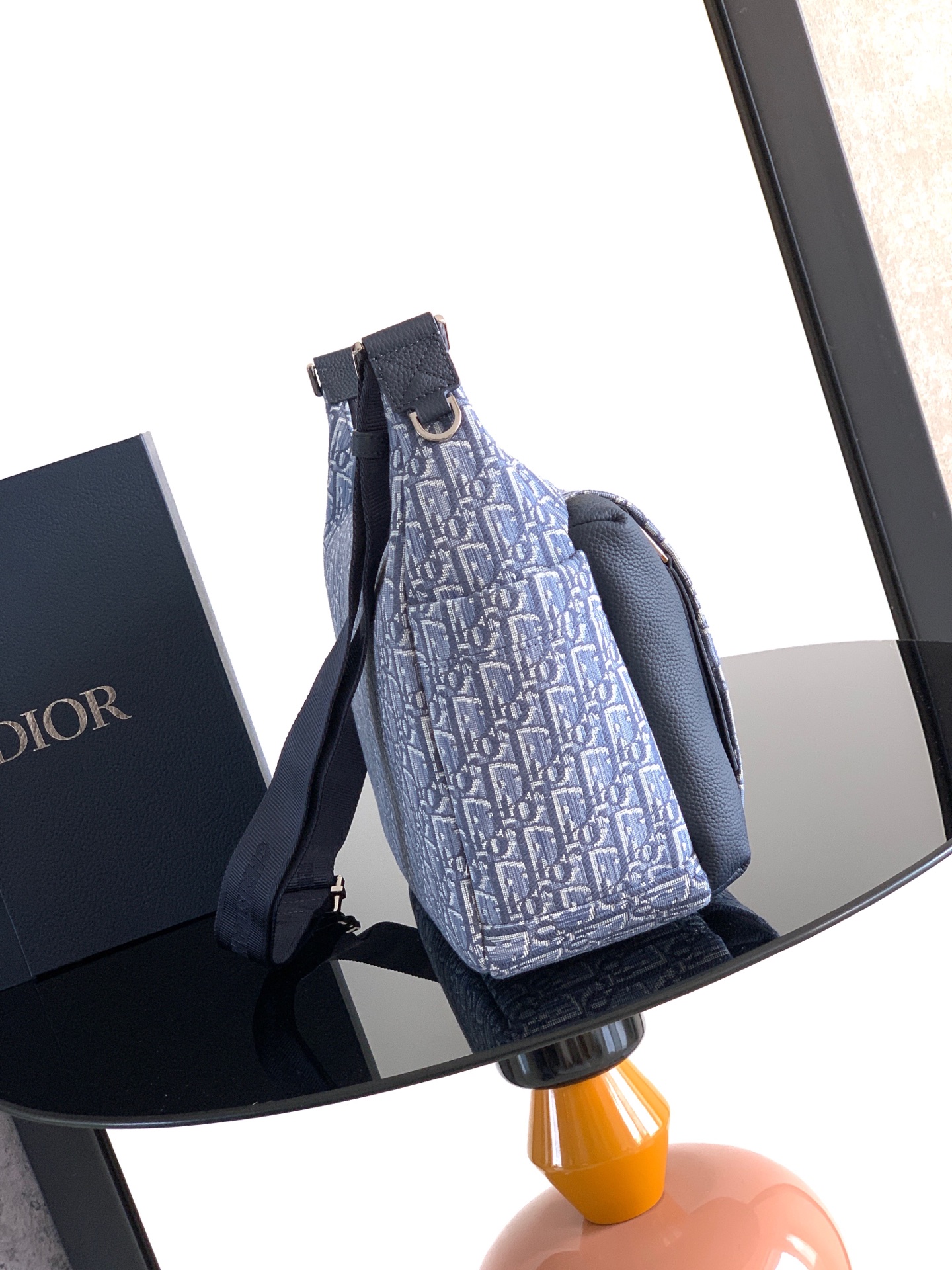 Dior dior 男包 这款 Rider Soft 水饺包是二零二五秋季男装系列新品 兼具实用功能与 设计