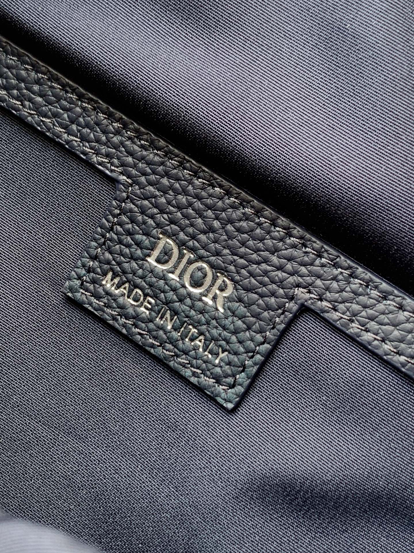 Dior dior 男包 这款 Rider Soft 水饺包是二零二五秋季男装系列新品 兼具实用功能与 设计