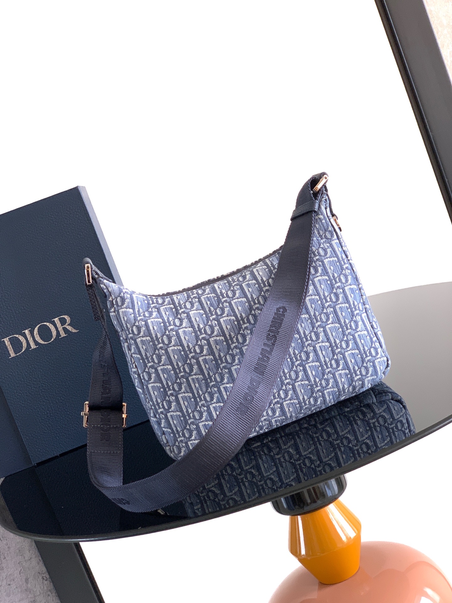 Dior dior 男包 这款 Rider Soft 水饺包是二零二五秋季男装系列新品 兼具实用功能与 设计