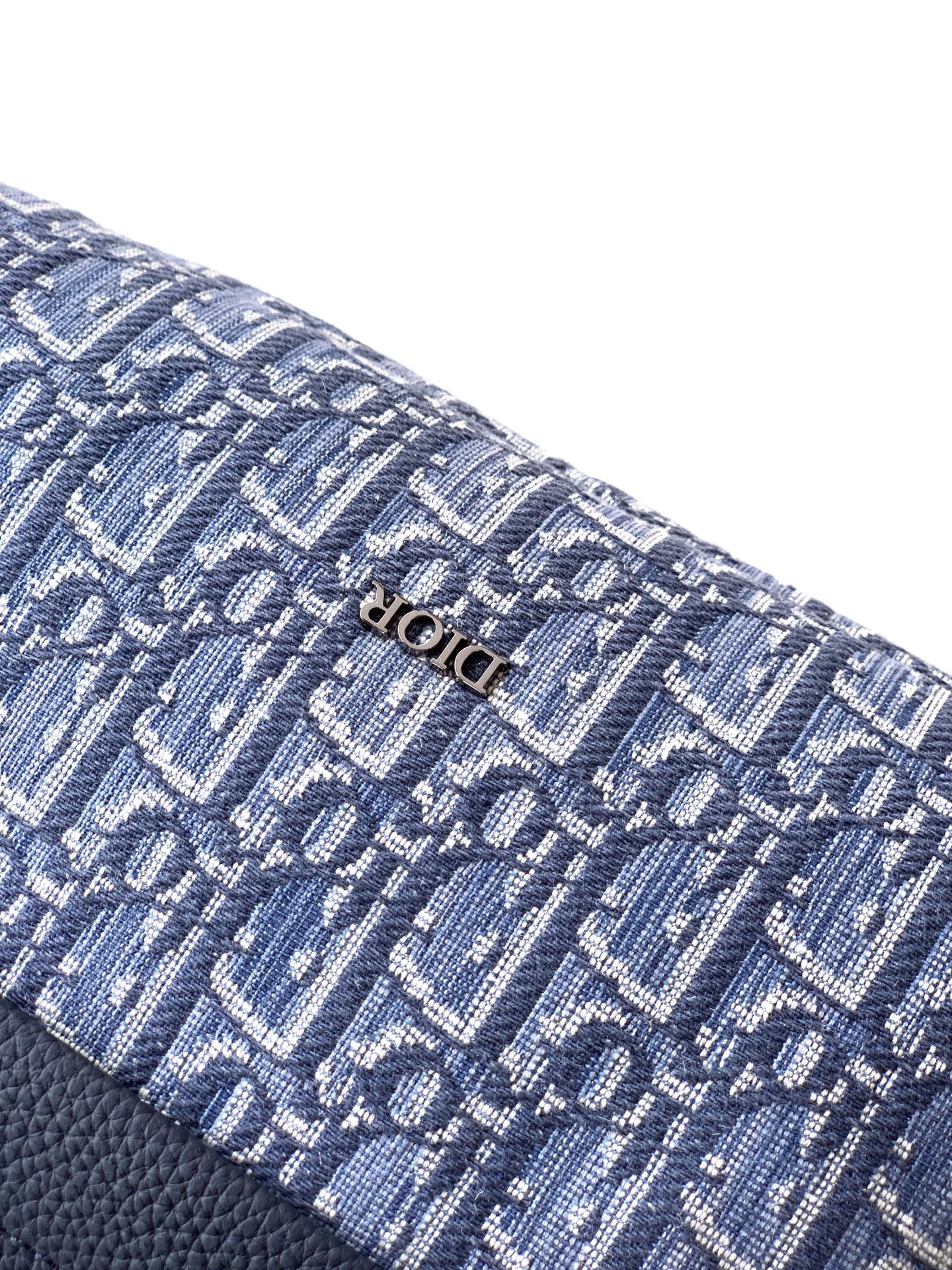 Dior dior 男包 这款 Rider Soft 水饺包是二零二五秋季男装系列新品 兼具实用功能与 设计