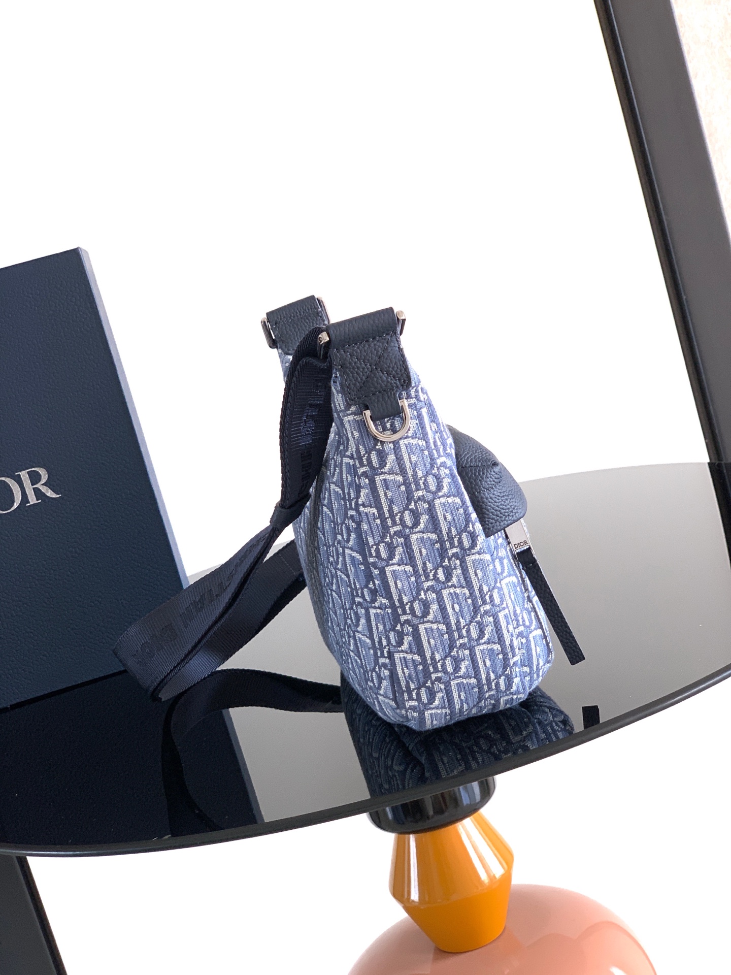 Dior dior 男包 这款 Rider Soft 水饺包是二零二五秋季男装系列新品 兼具实用功能与 设计