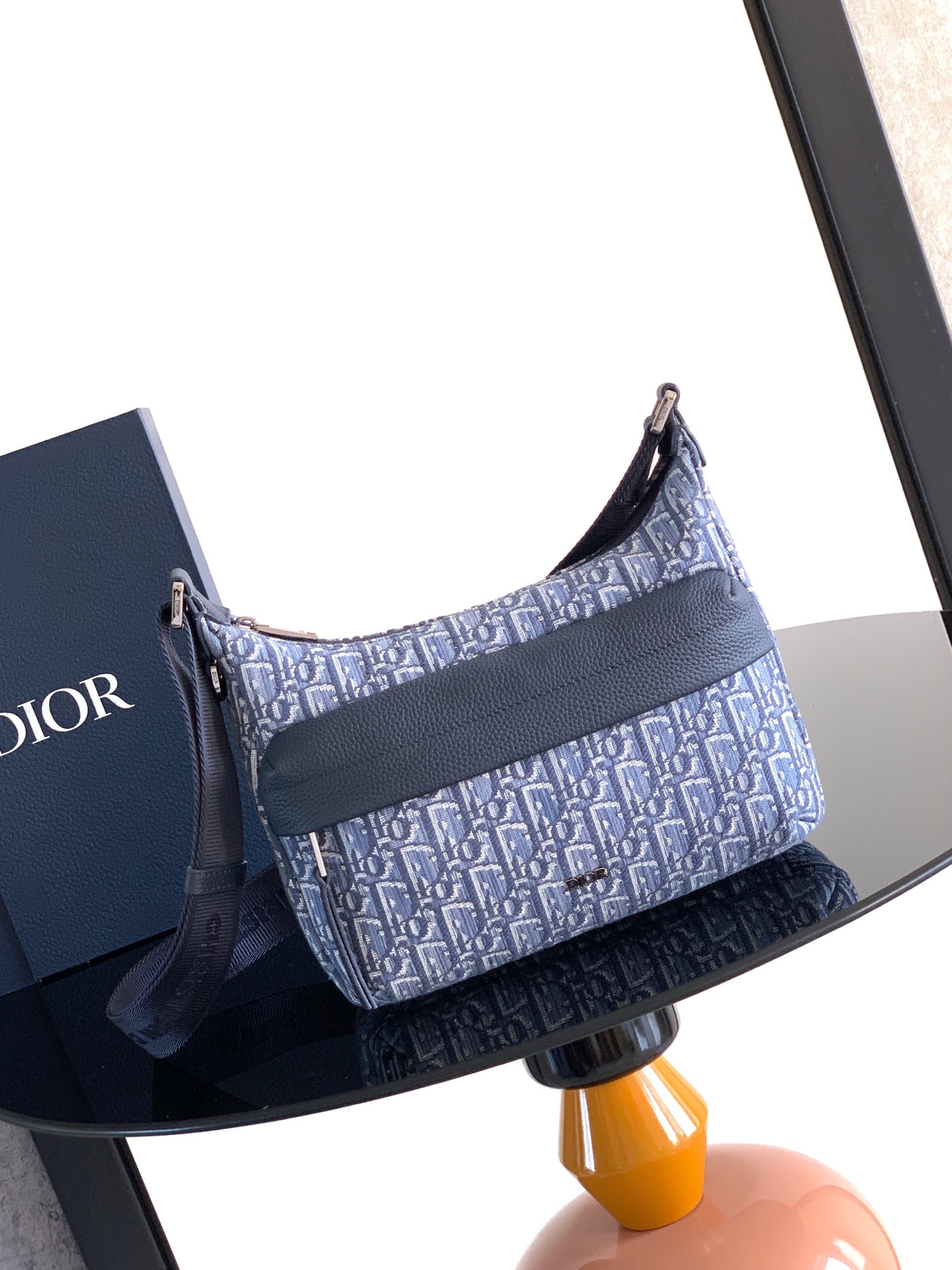 Dior dior 男包 这款 Rider Soft 水饺包是二零二五秋季男装系列新品 兼具实用功能与 设计