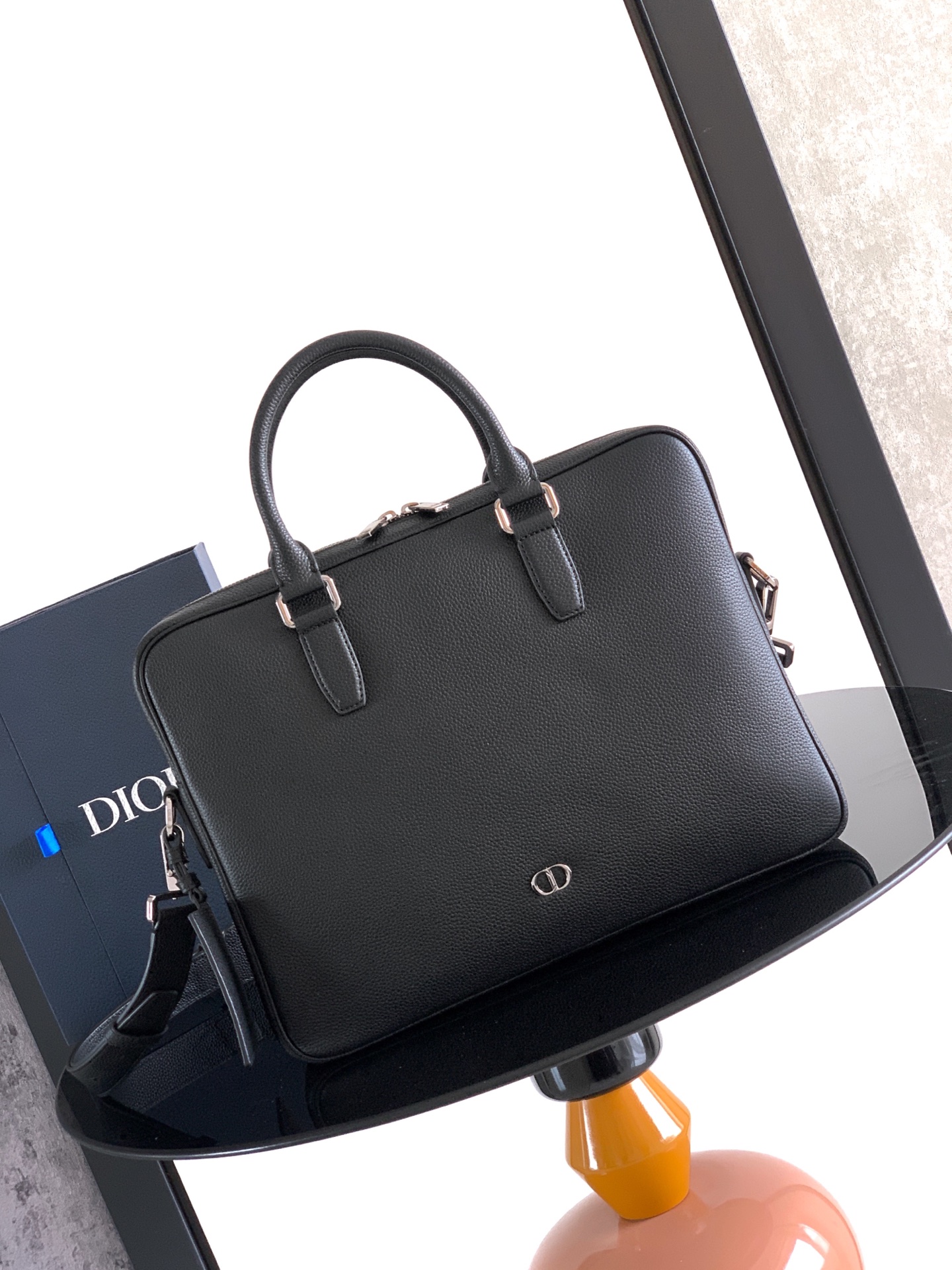 NO:811789,[Develop top-quality original items] This CD Icon zipper is a new product in the 2025 winter series, with a simple design that highlights Dior's exquisite craftsmanship. It is carefully made of black matte grained cow leather and is decorated with a black metal-coated CD Icon logo on the front. It is paired with a leather luggage tag hanging on a D-shaped ring and embellished with a CD embossed logo to enhance the style. The large zipper compartment has two slip pockets and a zipper pocket, and the CD lining is inspired by Dior.  Made of premium tailoring. Classic style with foldable top handle and adjustable, removable shoulder strap that can be carried by hand, shoulder or cross-body to complement a variety of items. Body in cow leather Lining in technical fabrics, cotton, cow leather Zip main compartment 2 slip pockets and 1 internal zip pocket D-ring for hanging CD embossed leather luggage tag Top leather handle Adjustable, removable leather shoulder strap with lobster clasp and shoulder pad  Rear side tie bar Black metal clad copper alloy CD Icon logo on the interior Dior embossed logo on the interior Dust bag included Made in Italy Dimensions 36 x 27.5 x 5.5 cm (L x H x W) Main compartment can store 1 13-inch notebook, A4 file and 1 tablet Model 1ICBR184, Dior men's bag, dior, cowhide, Hermes,19860909[开发顶级原单] 这款 CD Icon 拉链是二零二五冬季系列新品,简约设计,彰显 Dior 精湛工艺.采用黑色哑光粒面牛皮革精心制作,正面饰以黑色金属覆层 CD Icon 标志,搭配悬挂在 D 形饰环上的皮革行李标牌,点缀以 CD 压花标志提升格调.宽大的拉链隔层设有两个插袋和一个拉链口袋,CD 里料灵感源自 Dior 的精裁工艺.款式经典,搭配可折叠顶部手柄和可调节、可拆卸的肩带,可手提、肩背或斜挎,与各式单品相得益彰. 主体牛皮革 里料科技面料,棉,牛皮革 拉链主隔层 2 个插袋和 1 个内部拉链口袋 D 形饰环可悬挂 CD 压花皮革行李标牌 顶部皮革手柄 可调节、可拆卸的皮革肩带搭配龙虾扣和肩垫 后侧拉杆饰带 正面黑色金属覆层铜合金 CD Icon 标志 内部饰有 Dior 压花标志 内含防尘袋 意大利制造  尺寸36 x 27.5 x 5.5 厘米（长 x 高 x 宽） 主隔层可收纳 1 部 13 英寸笔记本、A4 文件和 1 部平板 型号1ICBR184,Dior男包,dior,cowhide,Hermes,,Bag