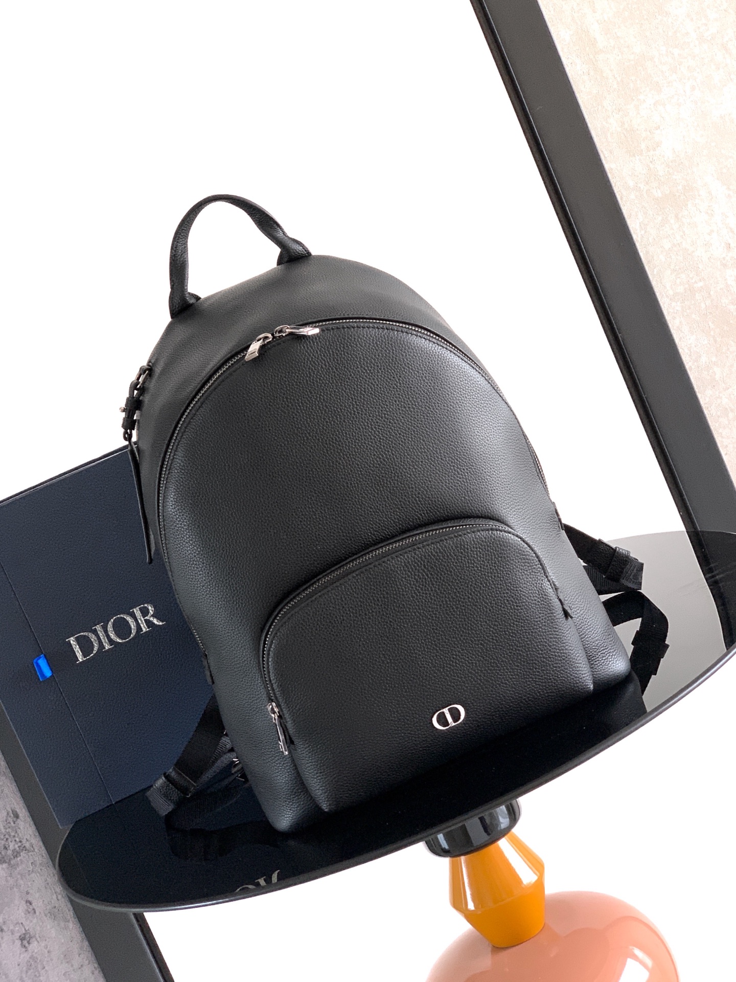 NO:811794,[Original development.  Top Original] This CD Icon zipper is a new product in the 2025 winter series, with a simple design that highlights Dior's exquisite craftsmanship. It is carefully made of black matte grained cow leather and is decorated with a black metal-clad CD Icon logo on the front. It is paired with a leather luggage tag hanging on a D-shaped ring and embellished with a CD embossed logo to enhance the style. The large zipper compartment has two slip pockets and a zipper pocket, and the CD lining is inspired by Dior.  Made of premium tailoring. Classic style with foldable top handle and adjustable, removable shoulder strap that can be carried by hand, shoulder or cross-body to complement a variety of items. Body in cow leather Lining in technical fabrics, cotton, cow leather Zip main compartment 2 slip pockets and 1 internal zip pocket D-ring for hanging CD embossed leather luggage tag Top leather handle Adjustable, removable leather shoulder strap with lobster clasp and shoulder pad  Rear side tie bar Black metal clad copper alloy CD Icon logo on front Dior embossed logo on interior Dust bag included Made in Italy Dimensions 31 x 40 x 19 cm (L x H x W) Main compartment can store 1 15-inch notebook, A4 files and 1 tablet Model number: 1ICBA233ICO, Dior men's bag, dior, cowhide, Hermes,19860909[原版开发．顶级原单] 这款 CD Icon 拉链是二零二五冬季系列新品,简约设计,彰显 Dior 精湛工艺.采用黑色哑光粒面牛皮革精心制作,正面饰以黑色金属覆层 CD Icon 标志,搭配悬挂在 D 形饰环上的皮革行李标牌,点缀以 CD 压花标志提升格调.宽大的拉链隔层设有两个插袋和一个拉链口袋,CD 里料灵感源自 Dior 的精裁工艺.款式经典,搭配可折叠顶部手柄和可调节、可拆卸的肩带,可手提、肩背或斜挎,与各式单品相得益彰. 主体牛皮革 里料科技面料,棉,牛皮革 拉链主隔层 2 个插袋和 1 个内部拉链口袋 D 形饰环可悬挂 CD 压花皮革行李标牌 顶部皮革手柄 可调节、可拆卸的皮革肩带搭配龙虾扣和肩垫 后侧拉杆饰带 正面黑色金属覆层铜合金 CD Icon 标志 内部饰有 Dior 压花标志 内含防尘袋 意大利制造 尺寸31 x 40 x 19 厘米（长 x 高 x 宽） 主隔层可收纳 1 部 15 英寸笔记本、A4 文件和 1 部平板 型号: 1ICBA233ICO,Dior男包,dior,cowhide,Hermes,,Bag