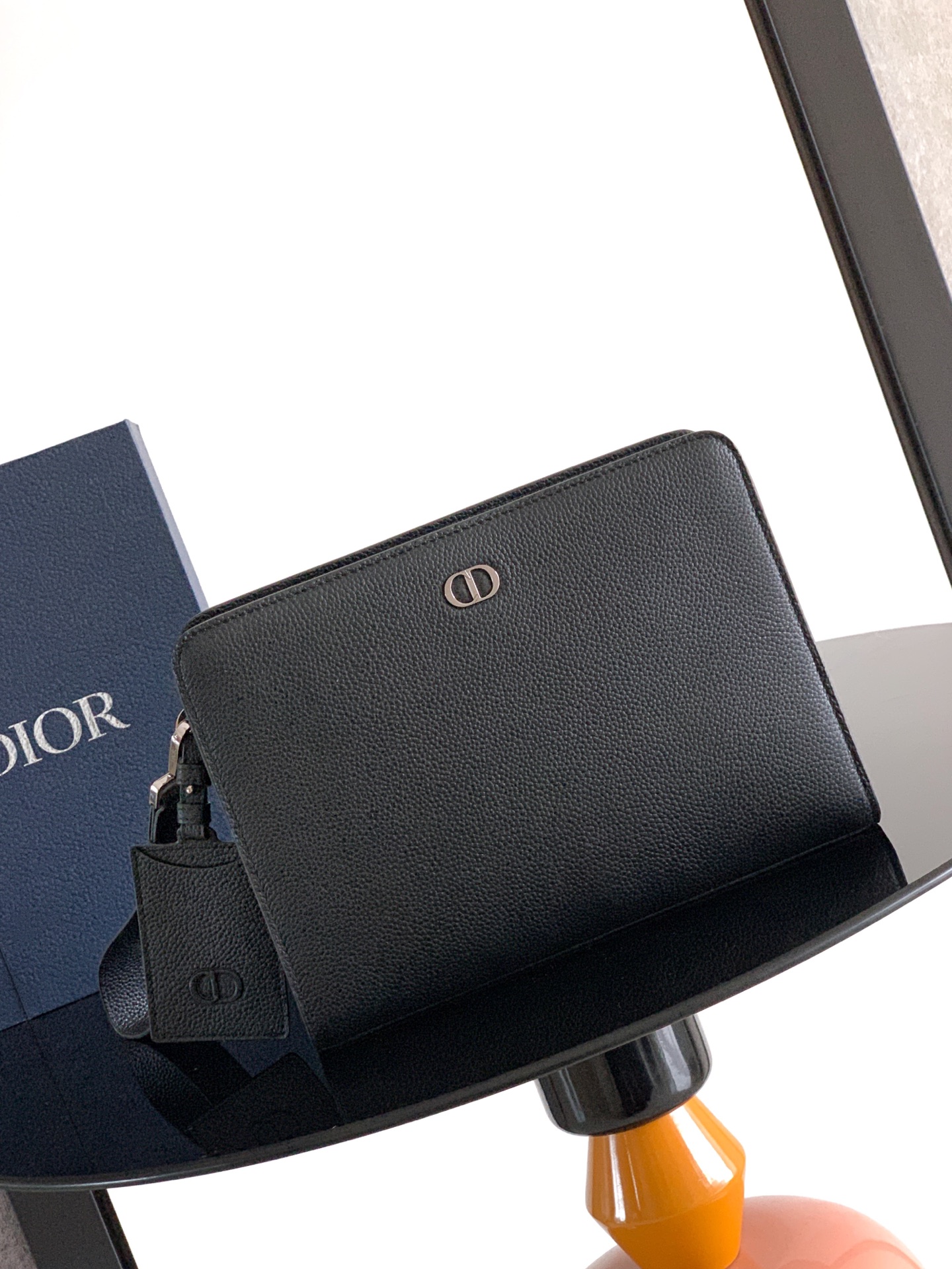 Dior dior 男包 这款 CD Icon A5 三角形手拿包是二零二五冬季男装系列新品