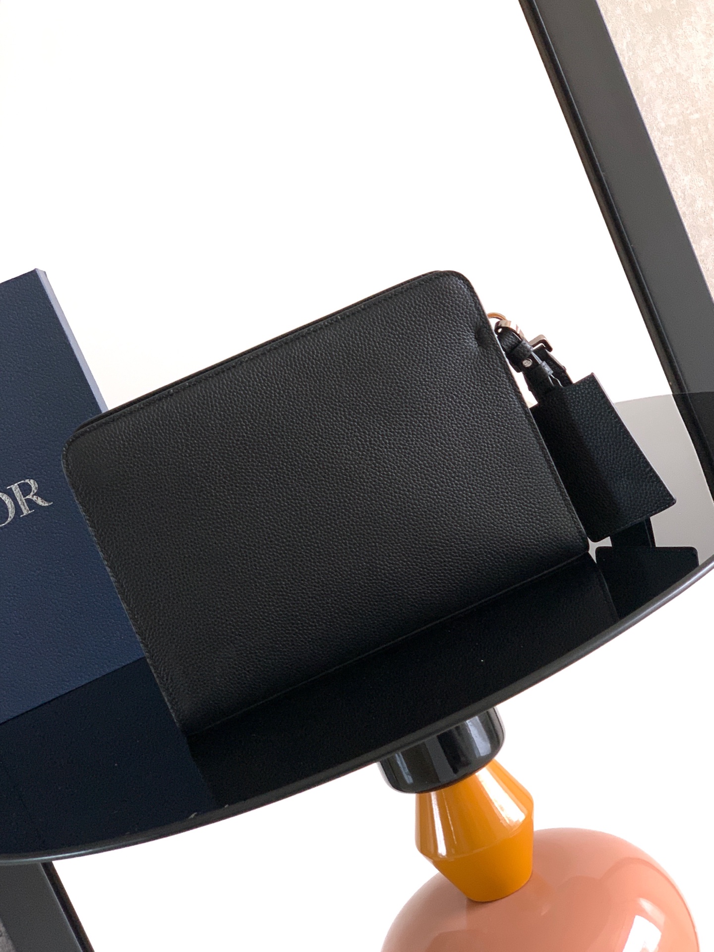 Dior dior 男包 这款 CD Icon A5 三角形手拿包是二零二五冬季男装系列新品