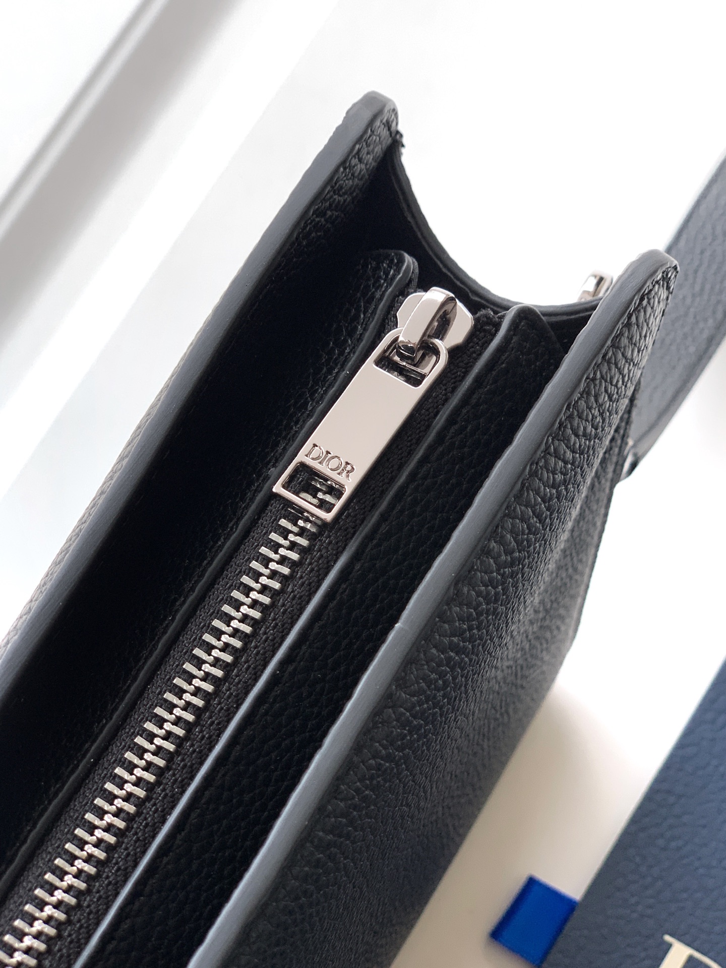 Dior dior 男包 这款 CD Icon A5 三角形手拿包是二零二五冬季男装系列新品