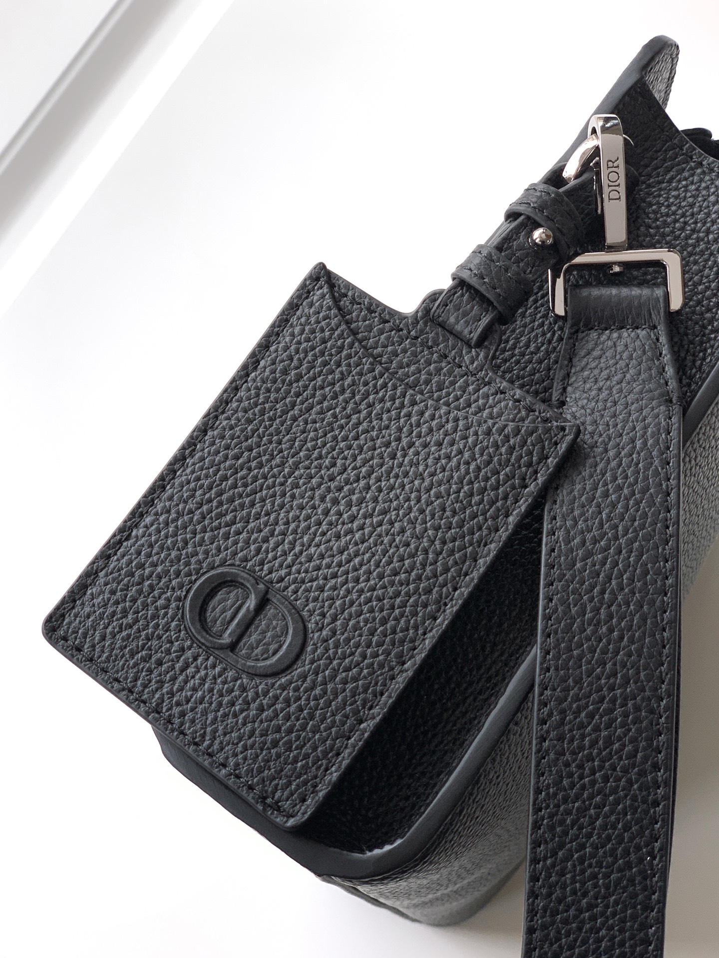 Dior dior 男包 这款 CD Icon A5 三角形手拿包是二零二五冬季男装系列新品