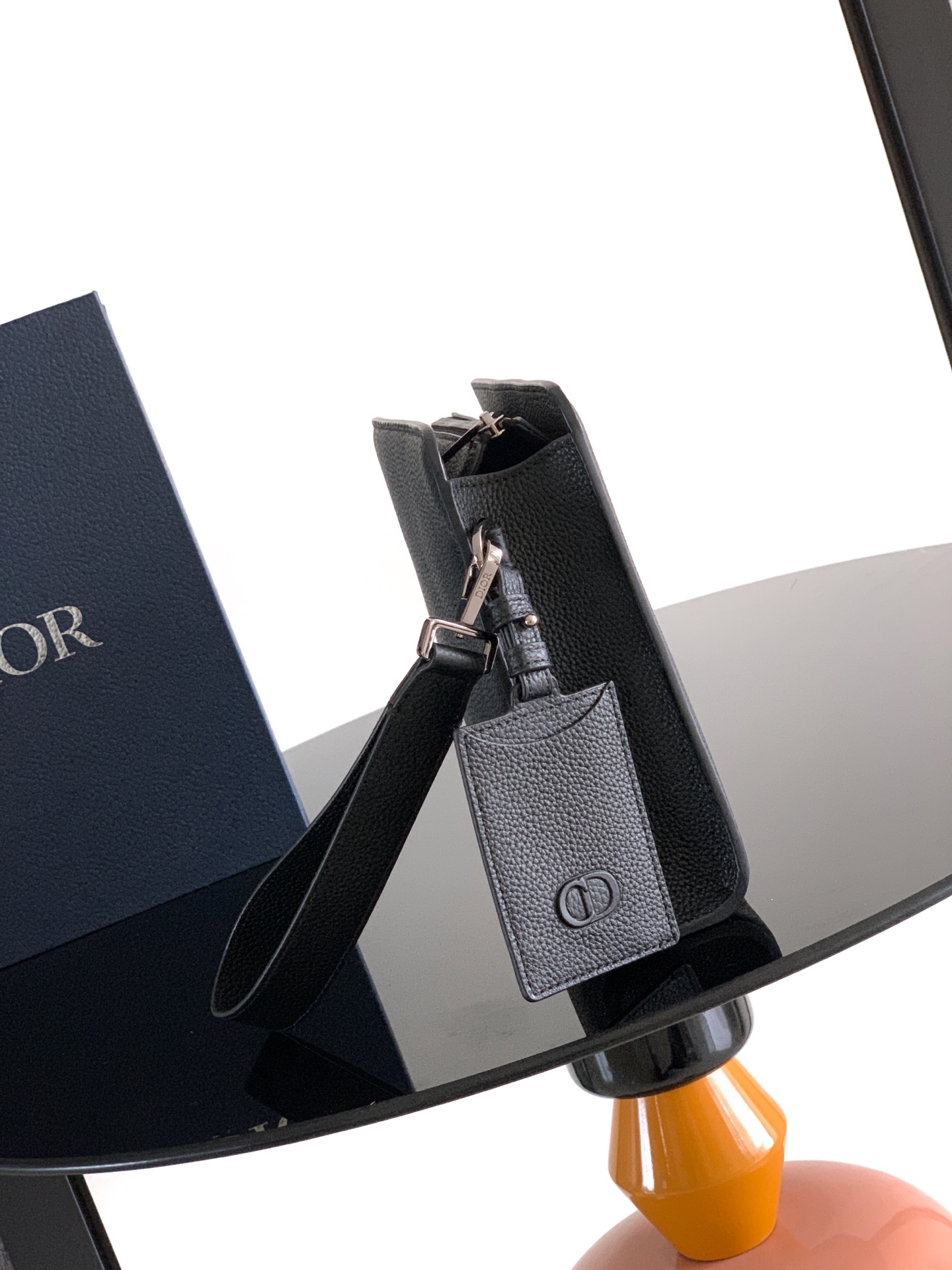 Dior dior 男包 这款 CD Icon A5 三角形手拿包是二零二五冬季男装系列新品