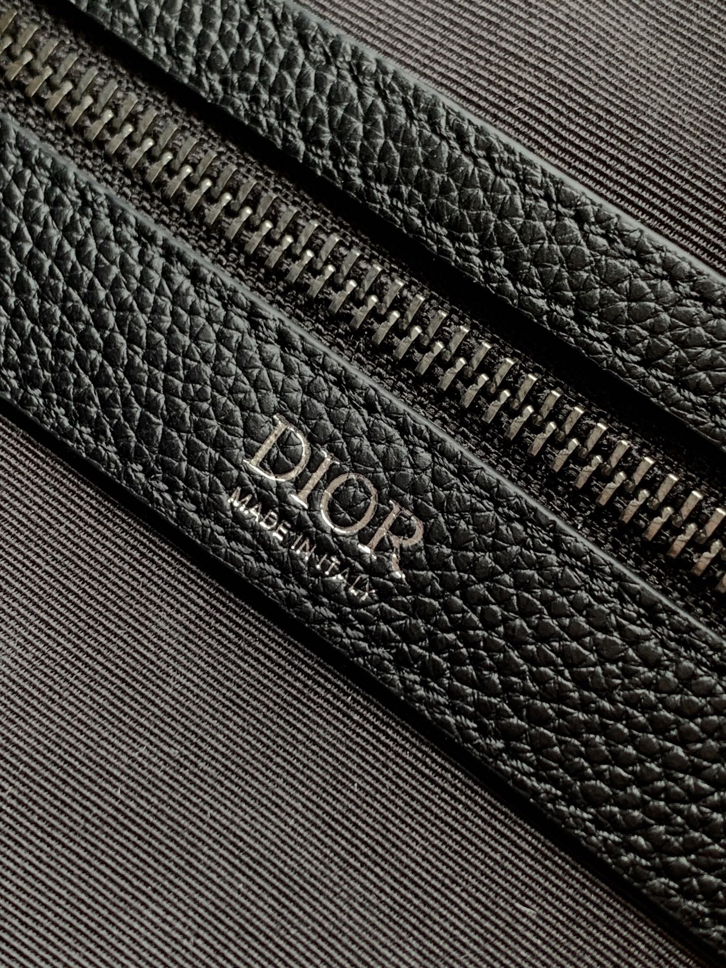 Dior dior 男包 这款 CD Icon A5 三角形手拿包是二零二五冬季男装系列新品