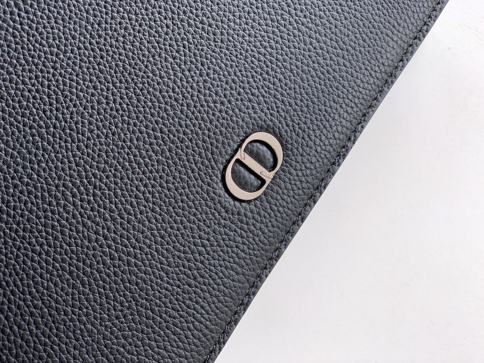 Dior dior 男包 这款 CD Icon A5 三角形手拿包是二零二五冬季男装系列新品