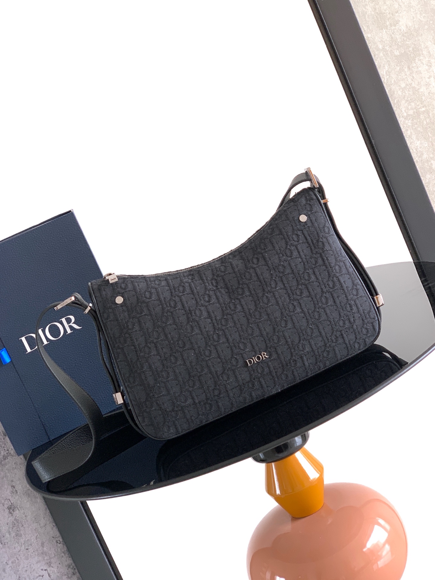 Este bolso bola de masa con cremallera Dior Slider es un nuevo producto de la serie de ropa masculina de invierno 2025,…