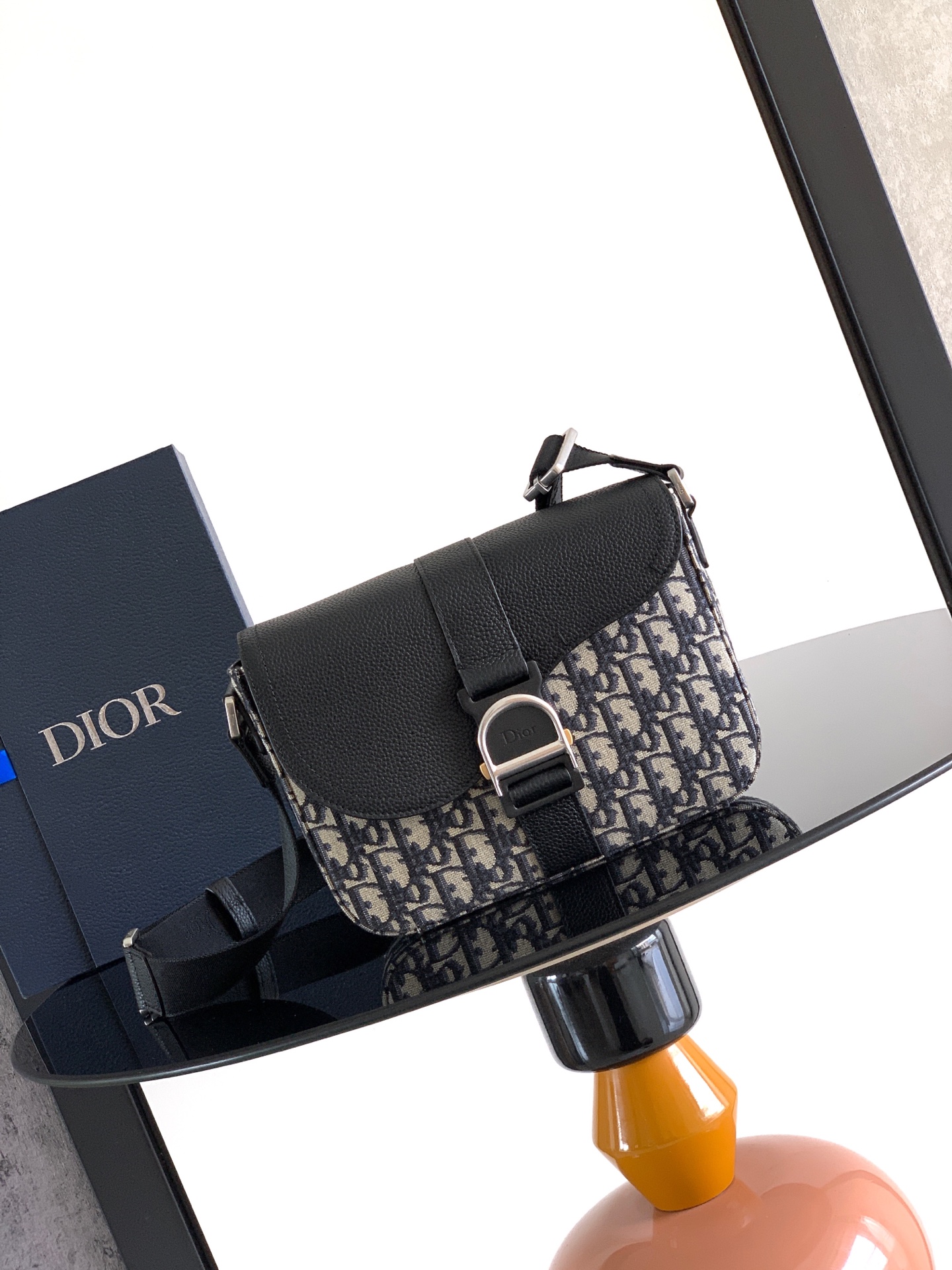 NO:850735,The highest version on the market (original quality) welcome to compare [Guaranteed first-layer cowhide and no superfiber second-layer leather] This Heritage saddle flap messenger bag is exquisite, fashionable and unique. It combines Oblique printed fabric with grained cow leather, with an elegant saddle flap decorated with Heritage buckle, highlighting the signature of classic craftsmanship. With an adjustable shoulder strap, it can be comfortably carried on the shoulder or cross-body, making it ideal for daily use. Main body cotton, technical fabrics, cow leather  Lining cotton, cowhide leather Main compartment with saddle flap and Heritage buckle with Dior logo Interior slip pocket Back slip pocket Adjustable nylon jacquard shoulder strap Dior embossed logo on the interior Dust bag included Made in Italy Dimensions 23 x 17.5 x 6 cm (L x H x W) Main compartment can accommodate various mobile phone models No.:  1ADPO478YKV,Dior men's bag,dior,cowhide,Hermes,19860909市场最高版本（原单品质）欢迎对比【保证头层牛皮拒绝超纤二层皮】 这款 Heritage 马鞍翻盖信使包款式精巧时尚,别具一格.将 Oblique 印花面料与粒面牛皮革相结合,搭配优雅的马鞍翻盖,饰以 Heritage 搭扣,突显经典精湛工艺的标志.搭配可调节肩带,可舒适肩背或斜挎,是日常使用的理想之选. 主体棉,科技面料,牛皮革 里料棉,牛皮革 主隔层搭配马鞍翻盖和饰以 Dior 标志的 Heritage 搭扣 内部插袋 背面插袋 可调节尼龙提花肩带 内部饰有 Dior 压花标志 内含防尘袋 意大利制造 尺寸23 x 17.5 x 6 厘米（长 x 高 x 宽） 主隔层可收纳各种型号的手机 编号: 1ADPO478YKV,Dior男包,dior,cowhide,Hermes,,Bag