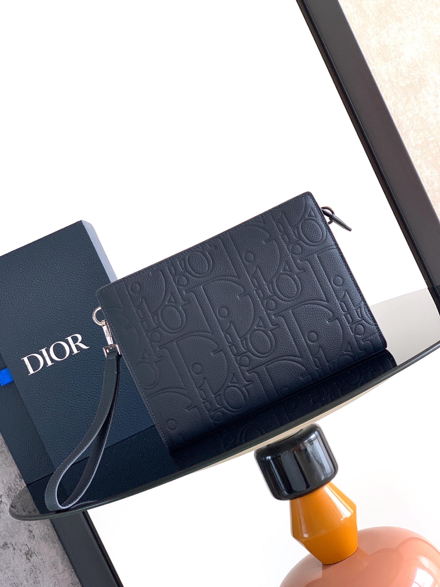 NO:850708,This clutch is a Dior staple. Crafted from cowhide, taking inspiration from the Dior archives, it adds style with the Dior signature on the front. Spacious zippered compartment for mobile phones and six card slots. Comes with a removable grained cowhide wrist strap that can be carried by hand or kept in the bag. Interior in smooth cowhide interior slip pocket 6 grained cowhide card slots Removable grained cowhide wristband with lobster clasp Brass Dior signature with metal cladding on the front  Decorated with Dior embossed logo on the inside. Dust bag included. Dimensions: 27 x 19.5 x 6 cm. The main compartment can store all kinds of mobile phones. Number: 2ESCA483, Dior men's bag, dior, handbag, cowhide, Hermes,19860909这款手拿包是 Dior 的主打单品.采用牛皮精心制作,从 Dior 档案汲取灵感,正面饰以 Dior 标志提升格调.宽敞的拉链隔层适合收纳手机,还设有六个卡槽.搭配可拆卸的粒面牛皮革腕带,可手提或放入手袋中. 内部采用光滑牛皮革 内部插袋 6 个粒面牛皮革卡槽 可拆卸粒面牛皮革腕带搭配龙虾扣 正面金属覆层黄铜 Dior 标志 内侧饰以 Dior 压花标志 内含防尘袋 尺寸27 x 19.5 x 6 厘米 主隔层可收纳各类手机 编号: 2ESCA483,Dior男包,dior,handbag,cowhide,Hermes,,Bag