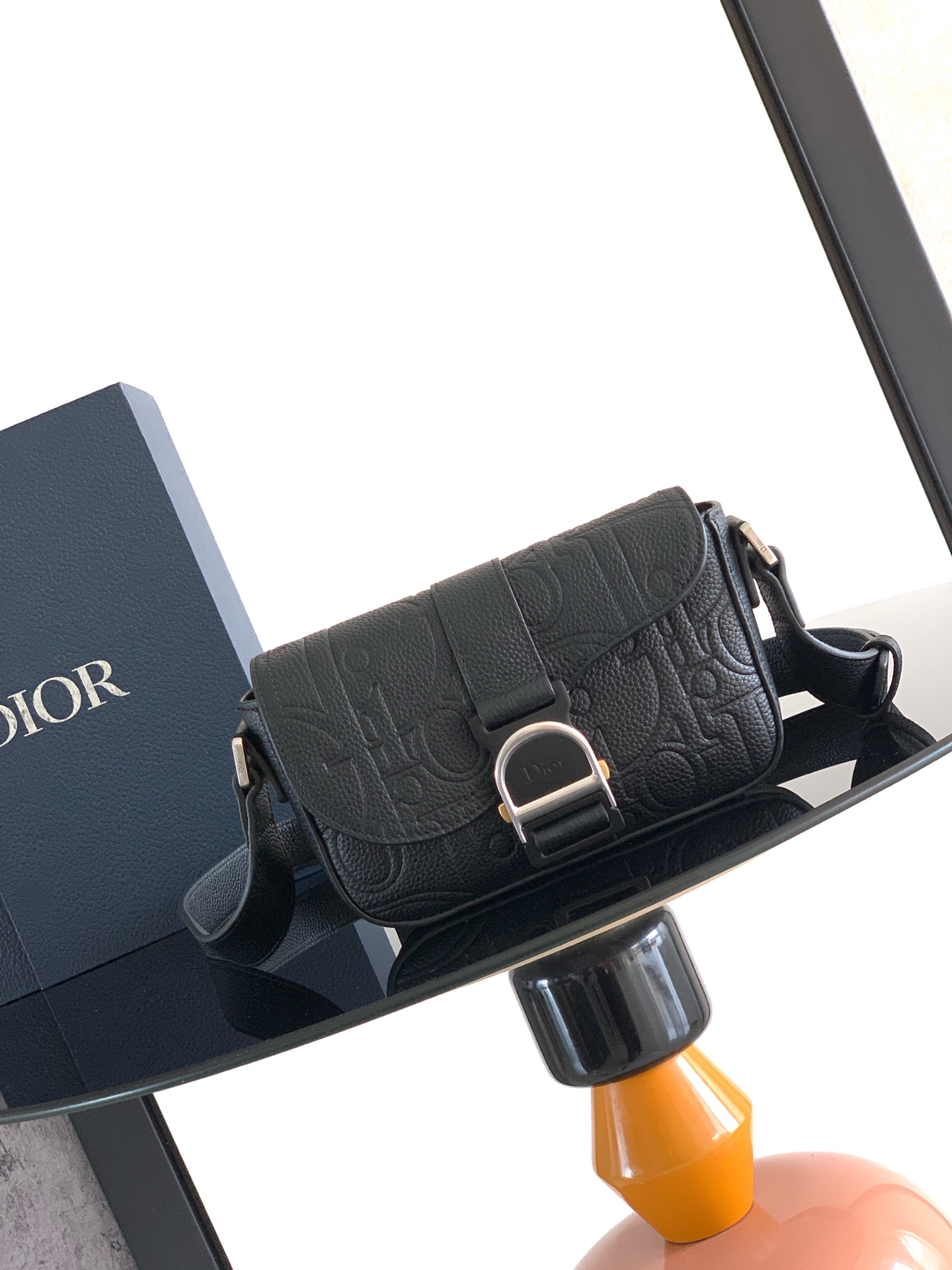 NO:850647,This Heritage Saddle Flap Messenger Bag is sophisticated and stylish, with a unique style. Crafted from Oblique printed fabrics and grained cow leather, the elegant saddle flap with Heritage buckle enhances the style and highlights classic craftsmanship. Mini style, with adjustable shoulder strap, can be worn comfortably on the shoulder or cross-body, making it an ideal companion for daily wear. Dimensions 20 x 13 x 5 cm Number:  2ADCA662,Dior men's bag,dior,cowhide,Hermes,19860909这款 Heritage 马鞍翻盖信使包款式精巧时尚,别具一格.采用 Oblique 印花面料和粒面牛皮革等材质精心制作,优雅的马鞍翻盖搭配 Heritage 搭扣提升格调,彰显经典的精湛工艺.迷你款式,搭配可调节肩带,可舒适肩背或斜挎,是日常穿着的理想良伴. 尺寸20 x 13 x 5 厘米 编号: 2ADCA662,Dior男包,dior,cowhide,Hermes,,Bag