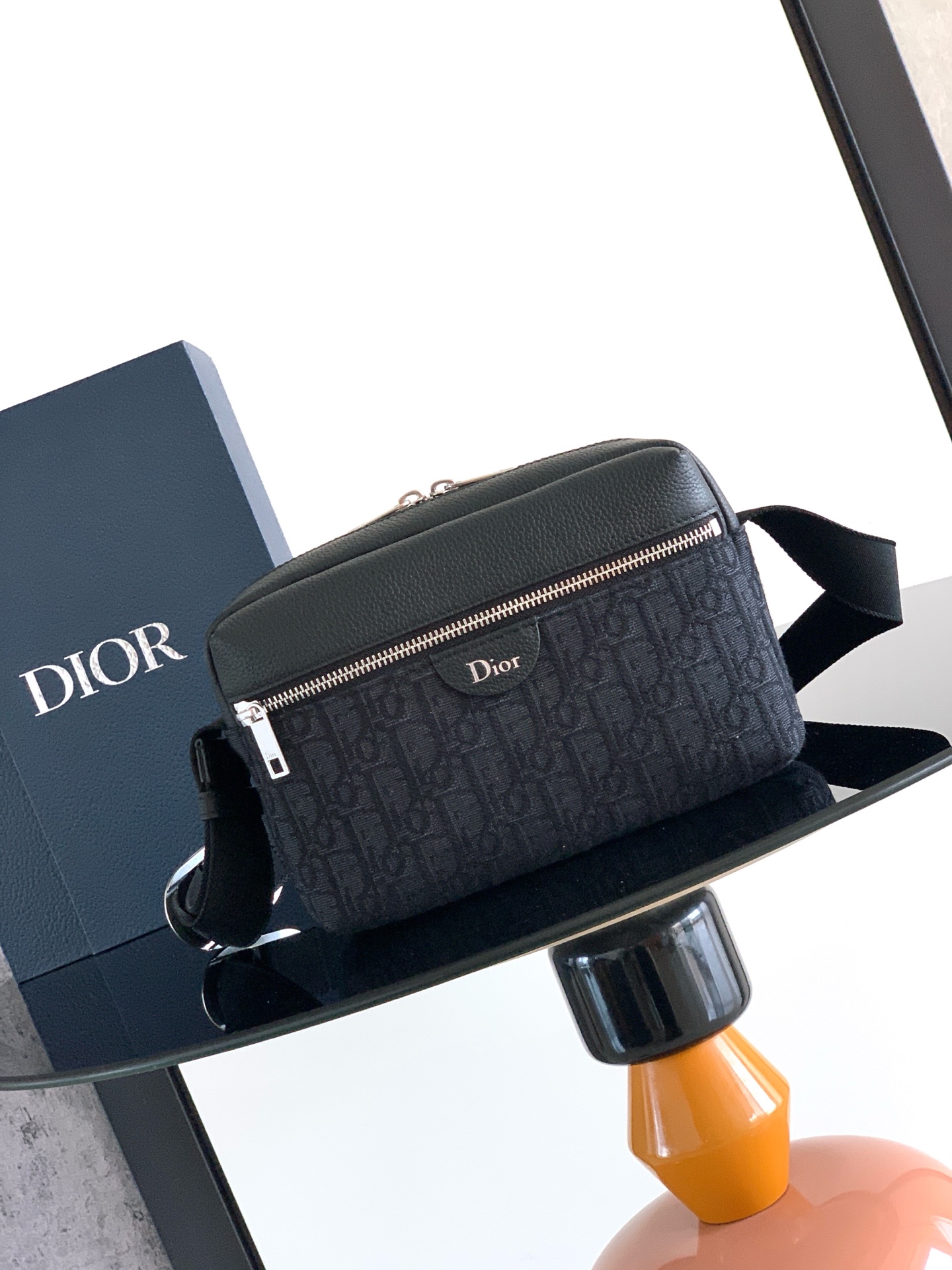 NO:850660,Practical and sophisticated, this Rider zippered messenger bag is ideal for everyday use. Combining beige and black Oblique printed fabric with grained calfskin, it highlights its elegant charm. It comes with an adjustable shoulder strap, which can be worn on the shoulder or cross-body, and a CD buckle adds a stylish touch. Main body technical fabric, cotton, calfskin Lining cotton, calfskin Main compartment with two-way zipper closure Front zipper pocket Internal slip pocket Back slip pocket  Adjustable nylon jacquard shoulder strap with CD buckle Heat-embossed Dior logo on the front Dior embossed logo on the interior Dust bag included Made in Italy Reference: 1DBPO488YUS Dimensions 23 x 15 x 6.5 cm (L x H x W) Main compartment can store 2 mobile phones and 1 tablet, Dior men's bag, dior,cowhide,Hermes,19860909这款 Rider 拉链信使包实用而精巧,是日常使用的理想之选.将米色和黑色 Oblique 印花面料和粒面牛皮革结合,突显高雅魅力.搭配可调节肩带,可肩背或斜挎,CD 搭扣增添时尚风范. 主体科技面料,棉,牛皮革 里料棉,牛皮革 主隔层搭配双向拉链开合 正面拉链口袋 内部插袋 背面插袋 可调节尼龙提花肩带搭配 CD 搭扣 正面饰以热压 Dior 标志 内部饰有 Dior 压花标志 内含防尘袋 意大利制造 编号: 1DBPO488YUS 尺寸23 x 15 x 6.5 厘米（长 x 高 x 宽） 主隔层可收纳 2 部手机和 1 台平板电脑,Dior男包,dior,cowhide,Hermes,,Bag