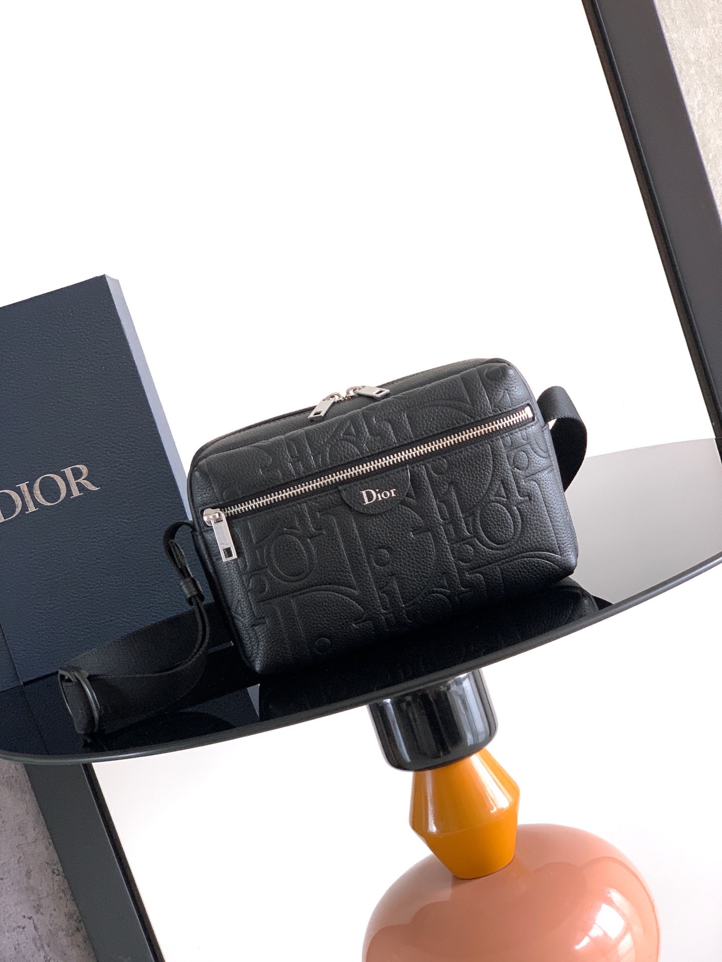 NO:850673,Practical and sophisticated, this Rider zipped messenger bag is ideal for everyday use. The Dior Gravity print-effect leather uses an embossed process to present the classic Oblique print on soft cow leather, highlighting the grain and soft texture of the material, highlighting the exquisite craftsmanship of the Dior workshop. With an adjustable shoulder strap, it can be worn on the shoulder or cross-body, and the CD buckle adds a stylish style. Main body cow leather, technical fabrics Lining cotton, cow leather  Main compartment with two-way zip closure Front zip pocket Internal slip pocket Back slip pocket Adjustable nylon jacquard shoulder strap with CD buckle Heat-embossed Dior logo on front Dior embossed logo on interior Dust bag included Made in Italy Reference number: 1DBPO488YUS Dimensions 23 x 15 x 6.5 cm (L x H x W) Main compartment can store 2 mobile phones and 1  tablet computer,Dior men's bag,dior,cowhide,Hermes,19860909这款 Rider 拉链信使包实用而精巧,是日常使用的理想之选.Dior Gravity 印花效果皮革采用压花工艺将经典的 Oblique 印花呈现于柔软牛皮革之上,突显材质的粒面和柔软质感,彰显 Dior 工坊的精湛工艺.搭配可调节肩带,可肩背或斜挎,CD 搭扣增添时尚风范. 主体牛皮革,科技面料 里料棉,牛皮革 主隔层搭配双向拉链开合 正面拉链口袋 内部插袋 背面插袋 可调节尼龙提花肩带搭配 CD 搭扣 正面饰以热压 Dior 标志 内部饰有 Dior 压花标志 内含防尘袋 意大利制造 编号: 1DBPO488YUS 尺寸23 x 15 x 6.5 厘米（长 x 高 x 宽） 主隔层可收纳 2 部手机和 1 台平板电脑,Dior男包,dior,cowhide,Hermes,,Bag