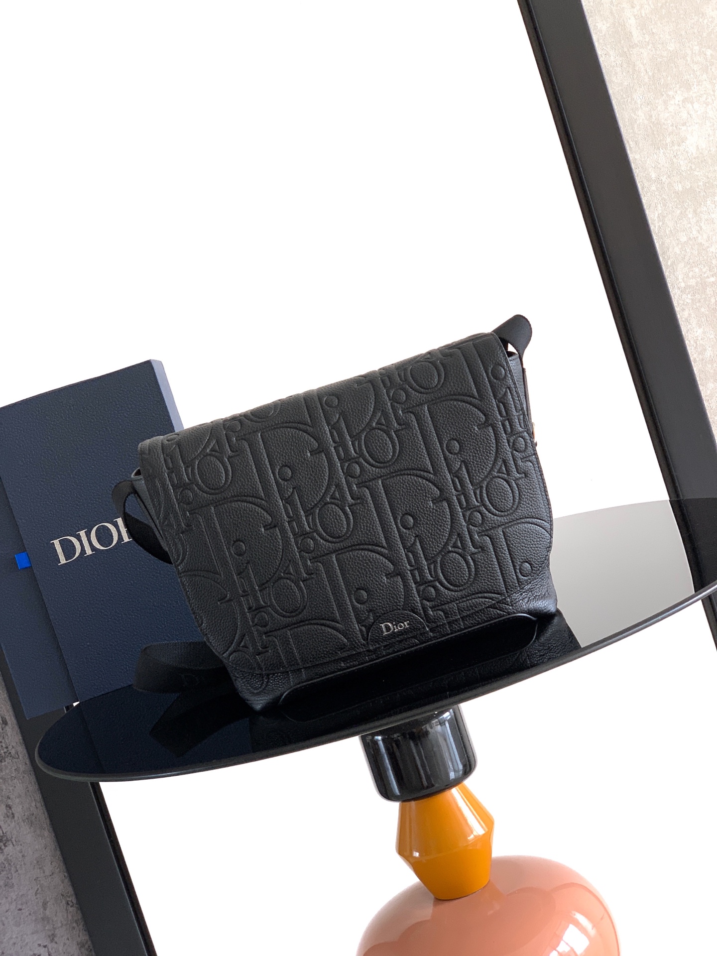 NO:850686,This Dior Jett flap messenger bag is an original piece created by Jonathan Anderson. It has a very practical design and a CD buckle to highlight its style. The Dior Gravity printed effect leather uses an embossing process to present the classic Oblique print on the soft cow leather, highlighting the grain and soft texture of the material, highlighting the exquisite craftsmanship of the Dior workshop. The style is fashionable and equipped with an adjustable shoulder strap that can be worn on the shoulder or crossbody. Main body cow leather, technical fabric  Lining cotton, cow leather Main compartment with magnetic flap Internal slip pocket Internal zip pocket Rear zip pocket Adjustable nylon jacquard shoulder strap with tonal metal CD buckle Heat-embossed Dior logo on front Dior embossed logo on interior Dust bag included Made in Italy Reference number: 1DBME227MLL Dimensions 25 x 21 x 11 cm (base length x height x width) Main compartment with storage  2 mobile phones and 1 tablet, Dior men's bags, dior, cowhide, Hermes,19860909这款 Dior Jett 翻盖信使包是乔纳森·安德森 (Jonathan Anderson) 打造的原创单品,设计非常实用,搭配 CD 搭扣彰显特色风范.Dior Gravity 印花效果皮革采用压花工艺将经典的 Oblique 印花呈现于柔软牛皮革之上,突显材质的粒面和柔软质感,彰显 Dior 工坊的精湛工艺.款式时尚,搭配可调节肩带,可肩背或斜挎. 主体牛皮革,科技面料 里料棉,牛皮革 主隔层搭配磁性翻盖 内部插袋 内部拉链口袋 后侧拉链口袋 可调节尼龙提花肩带搭配同色调金属 CD 搭扣 正面饰以热压 Dior 标志 内部饰有 Dior 压花标志 内含防尘袋 意大利制造 编号: 1DBME227MLL 尺寸25 x 21 x 11 厘米（底长 x 高 x 宽） 主隔层可收纳 2 部手机和 1 台平板电脑,Dior男包,dior,cowhide,Hermes,,Bag