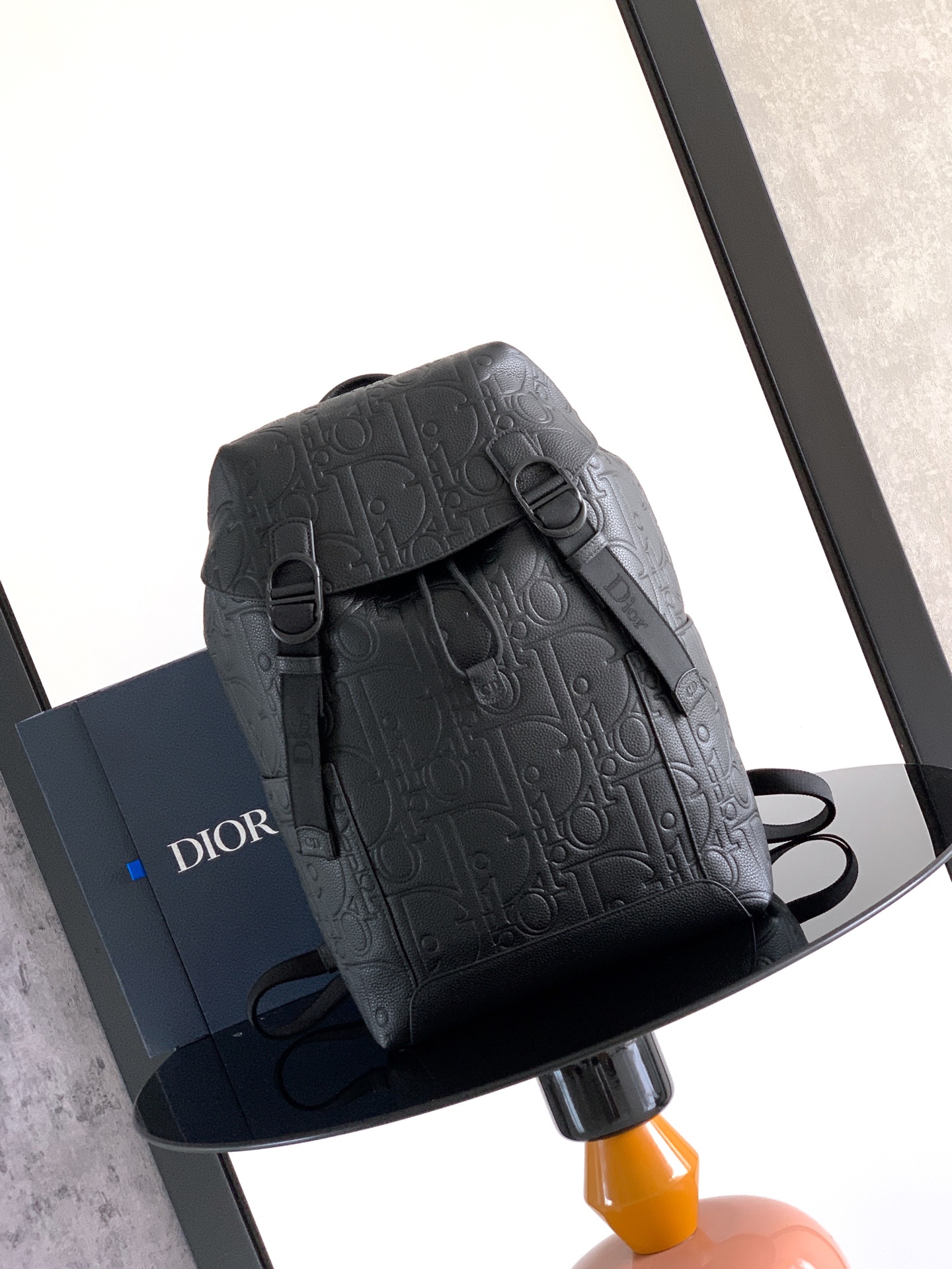 NO:850714,The highest version (original quality) on the market [Guaranteed to import first-layer cowhide, reject second-layer leather, reject microfiber leather] Jett clamshell backpack No.: 1DBBA259YUS_H45E This Dior Jett backpack is an original item, designed by Jonathan Anderson for Dior, highlighting a fashionable and practical design. Dior Gravity printed effect leather uses embossed technology to combine the classic Oblique  The print appears on supple cow leather, highlighting the material's grain and soft texture, highlighting the exquisite craftsmanship of the Dior ateliers. Paired with a tonal metal CD buckle to enhance the style, highlighting the classic aesthetic. Body technical fabric, cow leather lining cotton, cow leather Main compartment with flap, CD buckle, magnetic strap and drawstring Internal flat computer compartment 2 side slip pockets Leather top handle Adjustable padded shoulder strap Dimensions 29 x 42 x 17  cm (Length x Height x Width) Main compartment can store 1 15-inch notebook, A4 files and 1 tablet, Dior men's bags, dior, backpacks, cowhide, Hermes,19860909市场最高版本（原单品质）打版【保证进口头层牛皮,拒绝二层皮,拒绝超纤皮】 Jett 翻盖双肩 编号: 1DBBA259YUS_H45E 这款 Dior Jett 双肩背包是一款原创单品,由乔纳森·安德森 (Jonathan Anderson) 为 Dior 倾情设计,彰显时尚实用的设计.Dior Gravity 印花效果皮革采用压花工艺将经典的 Oblique 印花呈现于柔软牛皮革之上,突显材质的粒面和柔软质感,彰显 Dior 工坊的精湛工艺.搭配同色调金属 CD 搭扣提升格调,彰显经典美感. 主体科技面料,牛皮革 里料棉,牛皮革 主隔层搭配翻盖、CD 搭扣、磁性饰带和抽绳 内部扁平电脑隔层 2 个侧面插袋 皮革顶部手柄 可调节加垫肩带 尺寸29 x 42 x 17 厘米（长 x 高 x 宽） 主隔层可收纳 1 部 15 英寸笔记本、A4 文件和 1 部平板,Dior男包,dior,backpacks,cowhide,Hermes,,Bag