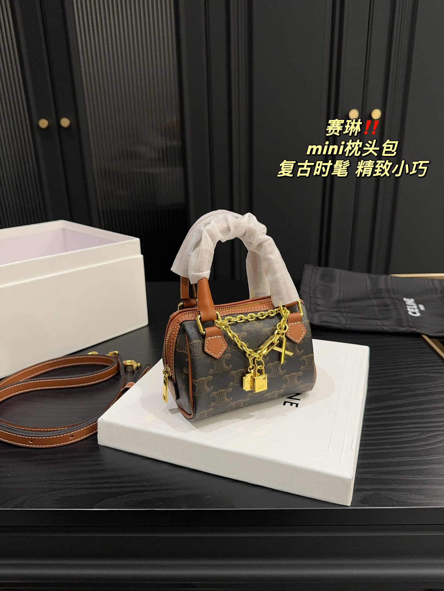 💰360配盒⚠️尺寸13.10 赛琳 mini枕头包 时髦拿捏住啦 不显老气好好搭啊 而且貌美气质加成好高的呀~ 爱死了这份从容优雅