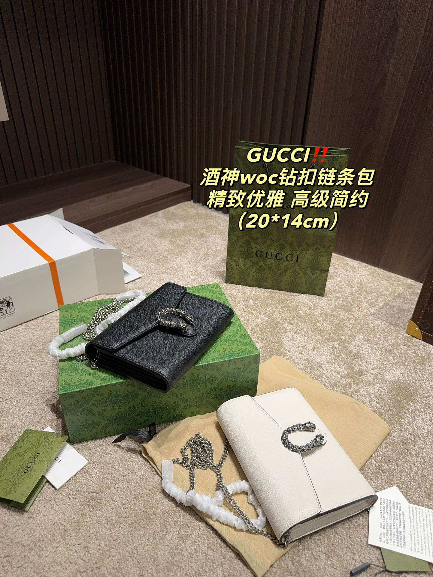P215配折叠盒⚠️尺寸20.14 酷奇 GUCCI 酒神woc钻扣链条包 酒神的这款钻扣真的太太太美了! 阳光下每一颗都超闪耀。 链条可以调节的方法很多 斜挎单肩或是腋下都可以 牛皮材质也很耐磨 今天是被酒神迷住的一天