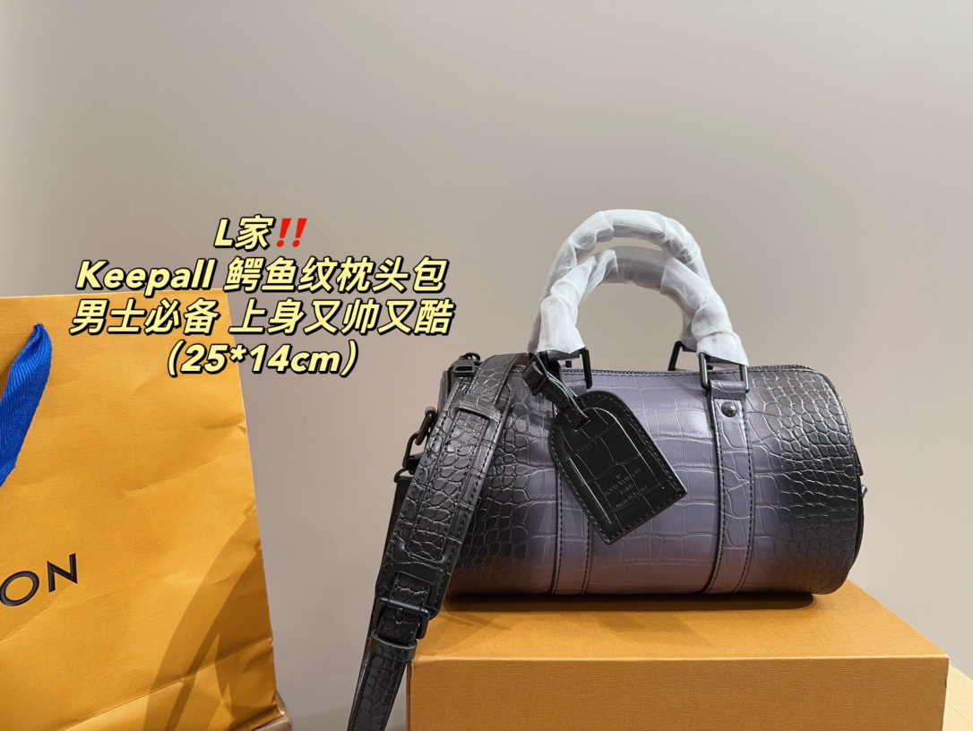 小号P175⚠️尺寸25.14 LV keepall 鳄鱼纹枕头包 男生日常休闲搭配的理想选择~ 实用又百搭,小小的身体大大的空间 非常适合放随身物品~ 面料耐磨耐刮蹭,适合男生大大咧咧的性格~