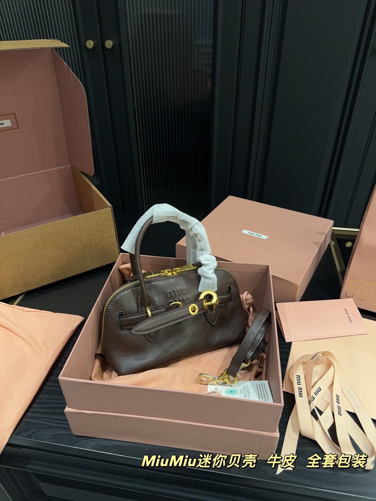 ✅头层牛皮💰510全套包装⚠️尺寸20.12 miumiu 迷你贝壳包 秋日梅拉德色系还是得靠这只了,超级难买的颜色❗️❗️❗️人气爆款,被咖色贝壳拿捏的秋天🍂