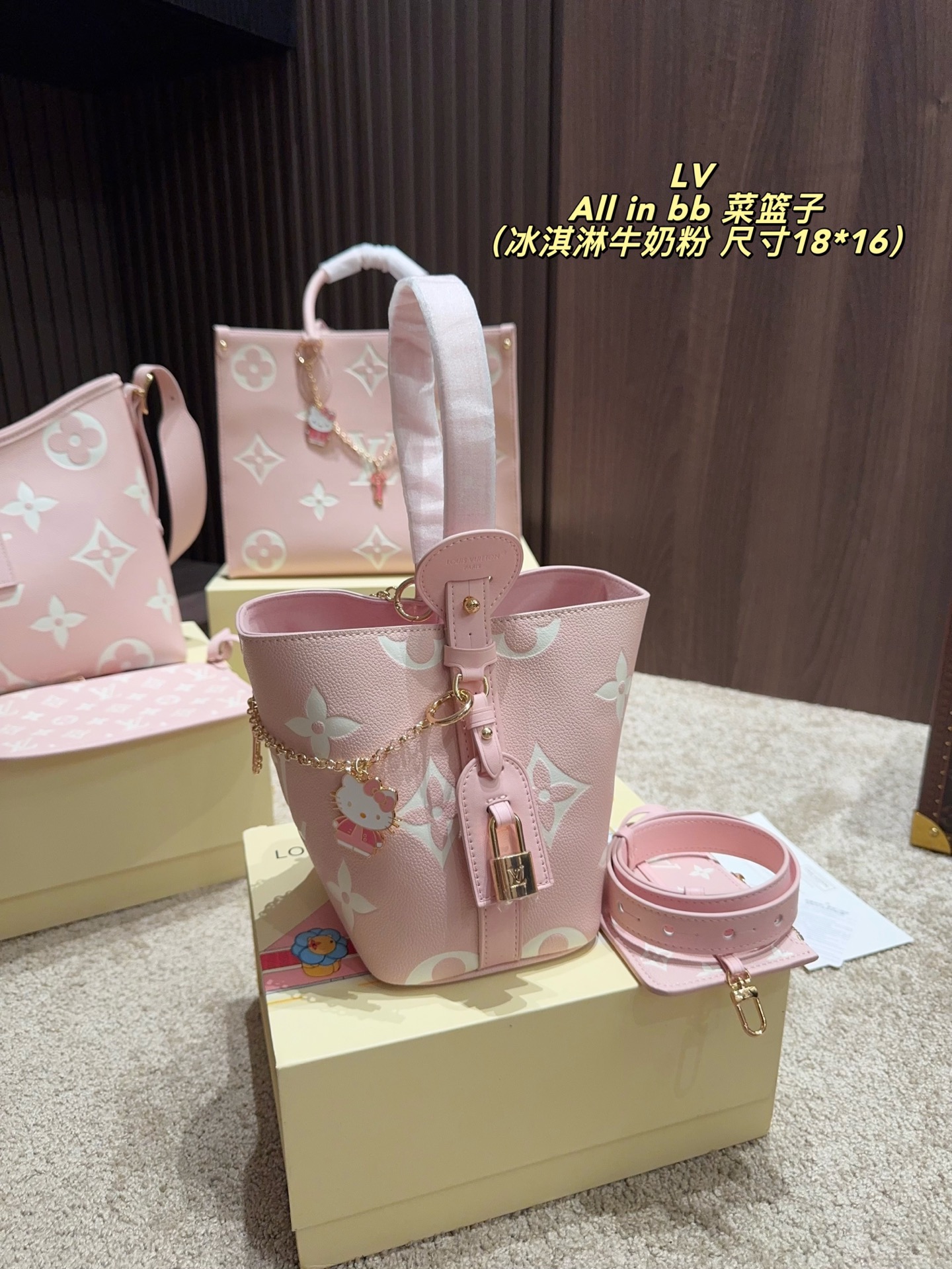 p245配盒➕挂件25⚠️尺寸18*16 LV all in bb菜篮子 最喜欢的是菜篮子背法,特别温柔百搭,而且很松弛,搭裙子也能不费力的感觉 然后是小水桶形态,比较休闲随意,穿个牛仔裤拎着就出门噜,还有烧卖包背法,适合不同场景,搭皮草t恤都行,包包自重超级轻,但是容量巨巨大,日常出门拍照的相机、粉饼等等可以一锅装