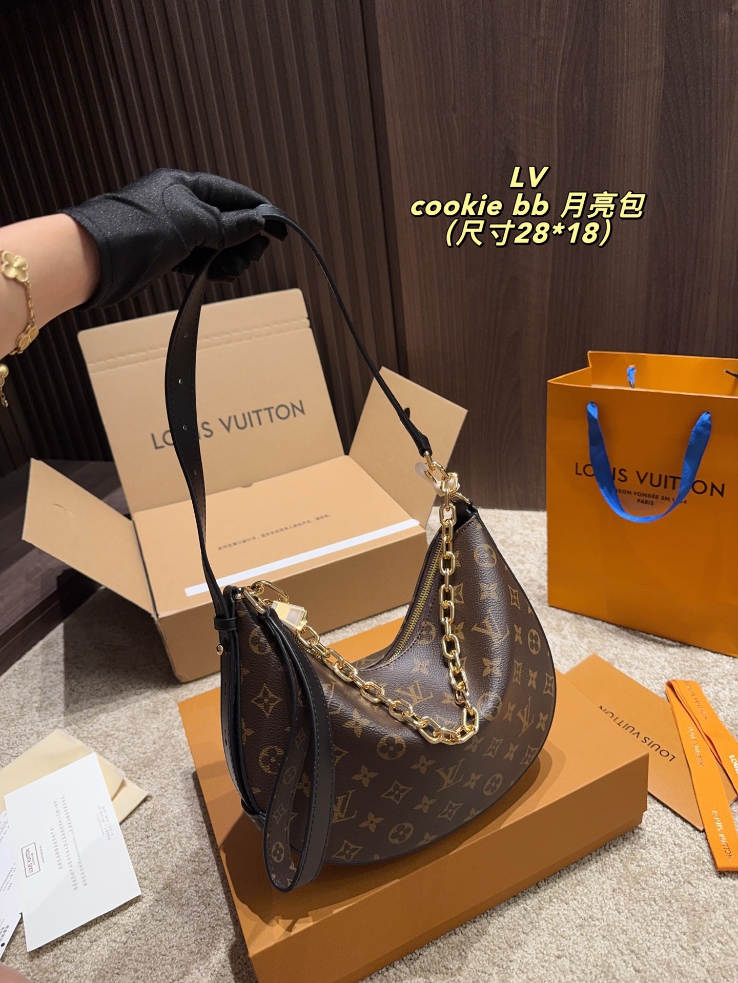 P245全套包装⚠️尺寸28.18 LV cookie bb月亮包 这样的神仙包怎么能错过。 这款大碗豆包很柔软,顶级老花料的质感简直无敌了 品相极其完美,一款四季都能驾驭的包包,时尚感爆棚啦~