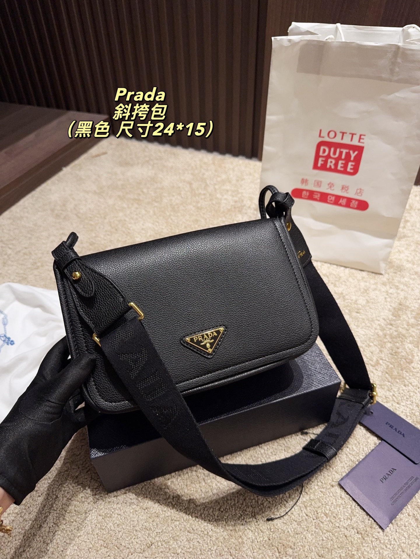 Prada Bolso Bandolera de Piel Beige con Correa Ancha y Diseño Elegante 6 i1752476381718 8616 0 0