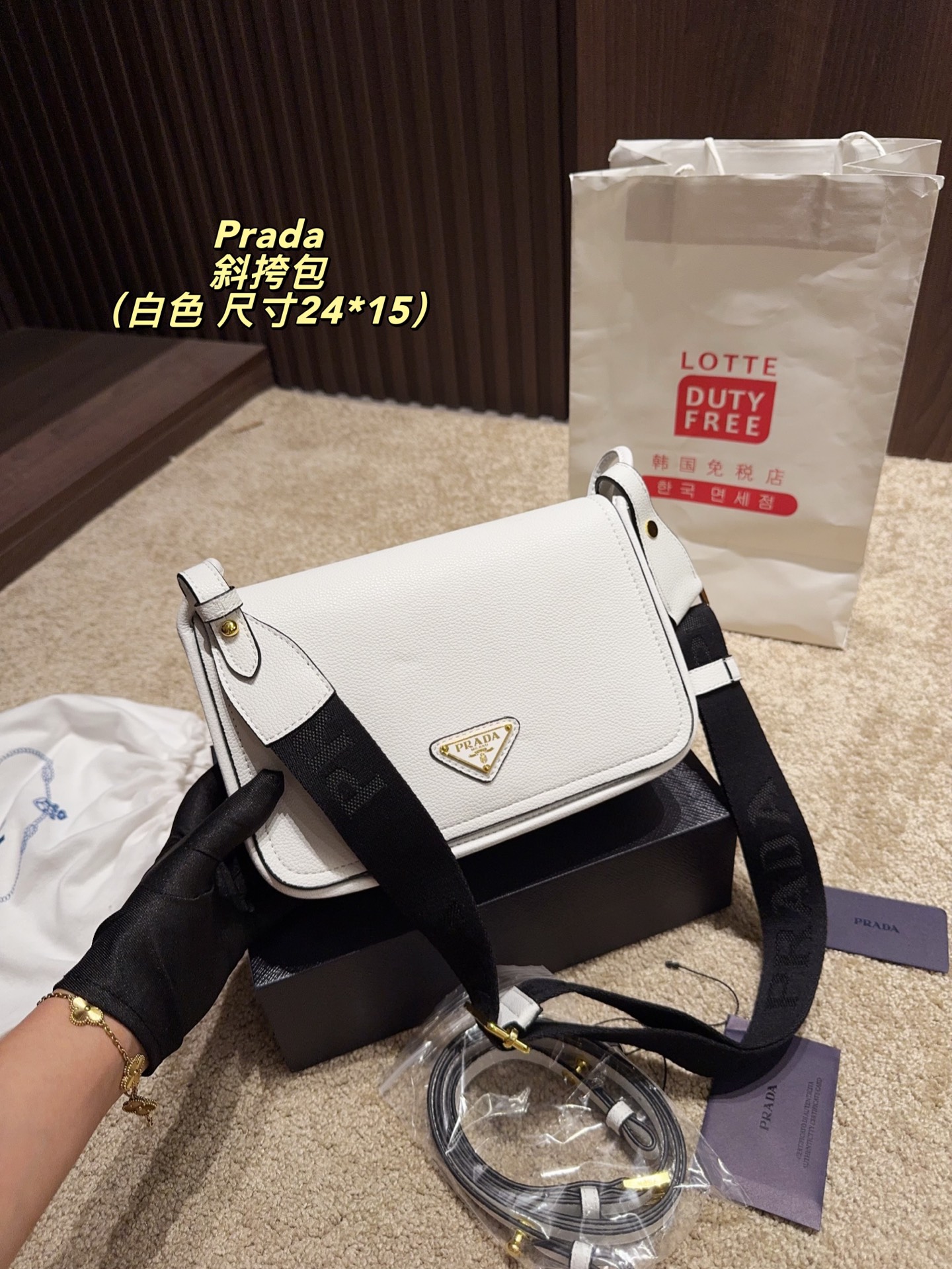 Prada Bolso Bandolera de Piel Beige con Correa Ancha y Diseño Elegante 4 i1752476462860 8840 0 2