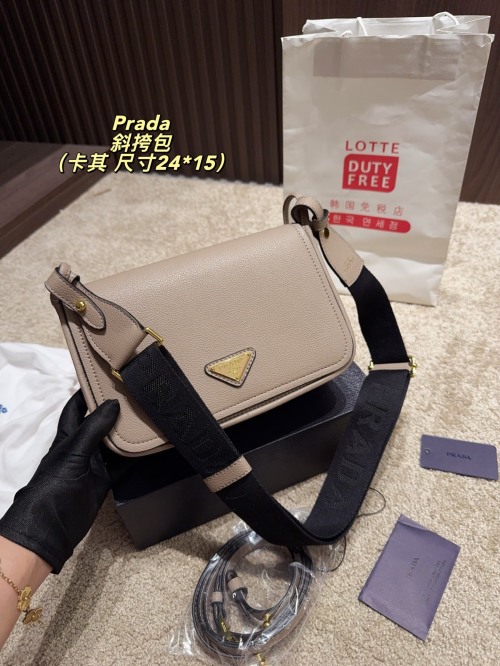 Prada Bolso Bandolera de Piel Beige con Correa Ancha y Diseño Elegante 16 Prada Bolso Bandolera de Piel Beige con Correa Ancha y Diseño Elegante