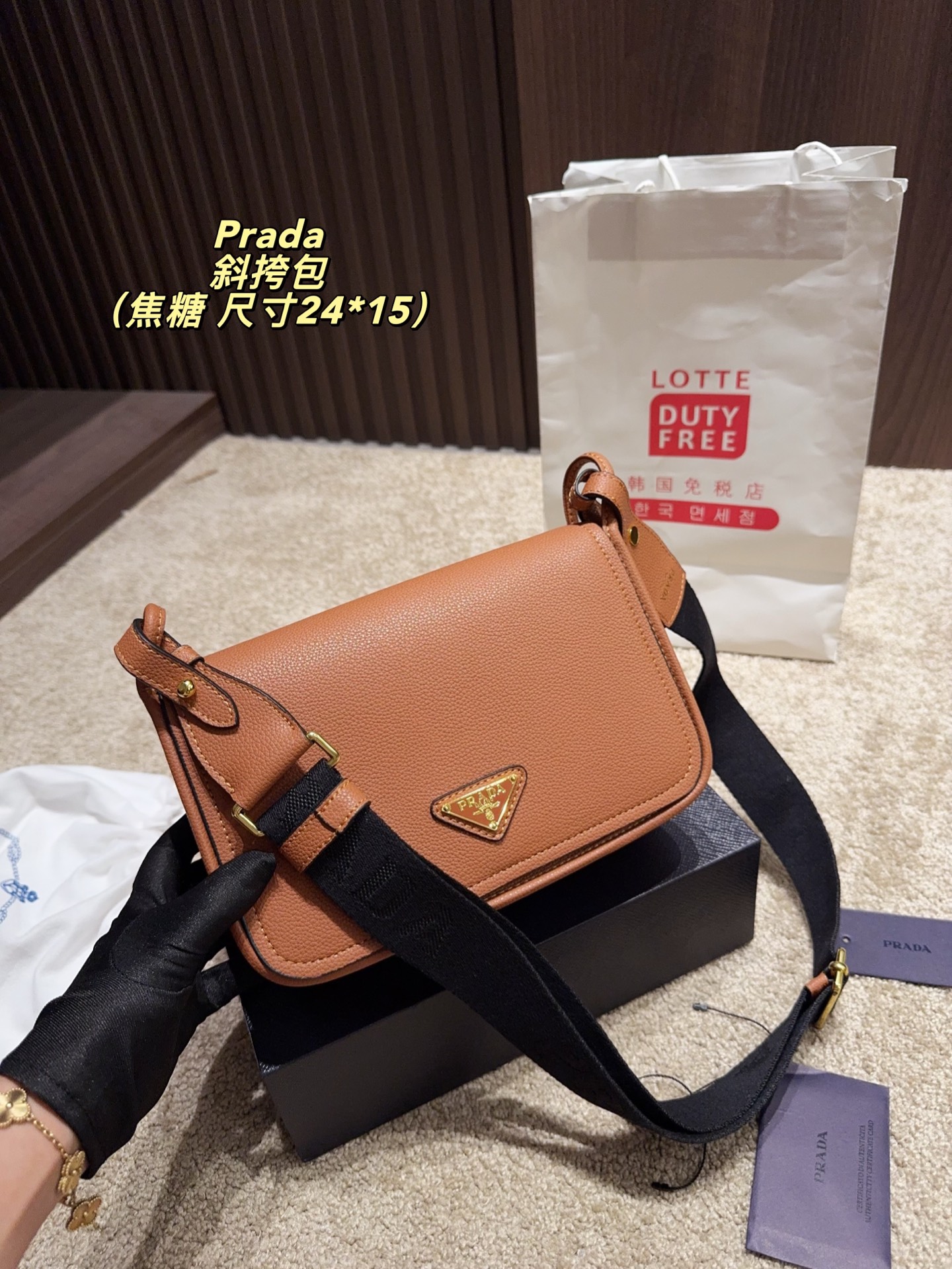 Prada Bolso Bandolera de Piel Beige con Correa Ancha y Diseño Elegante 5 i1752476462876 3076 0 3