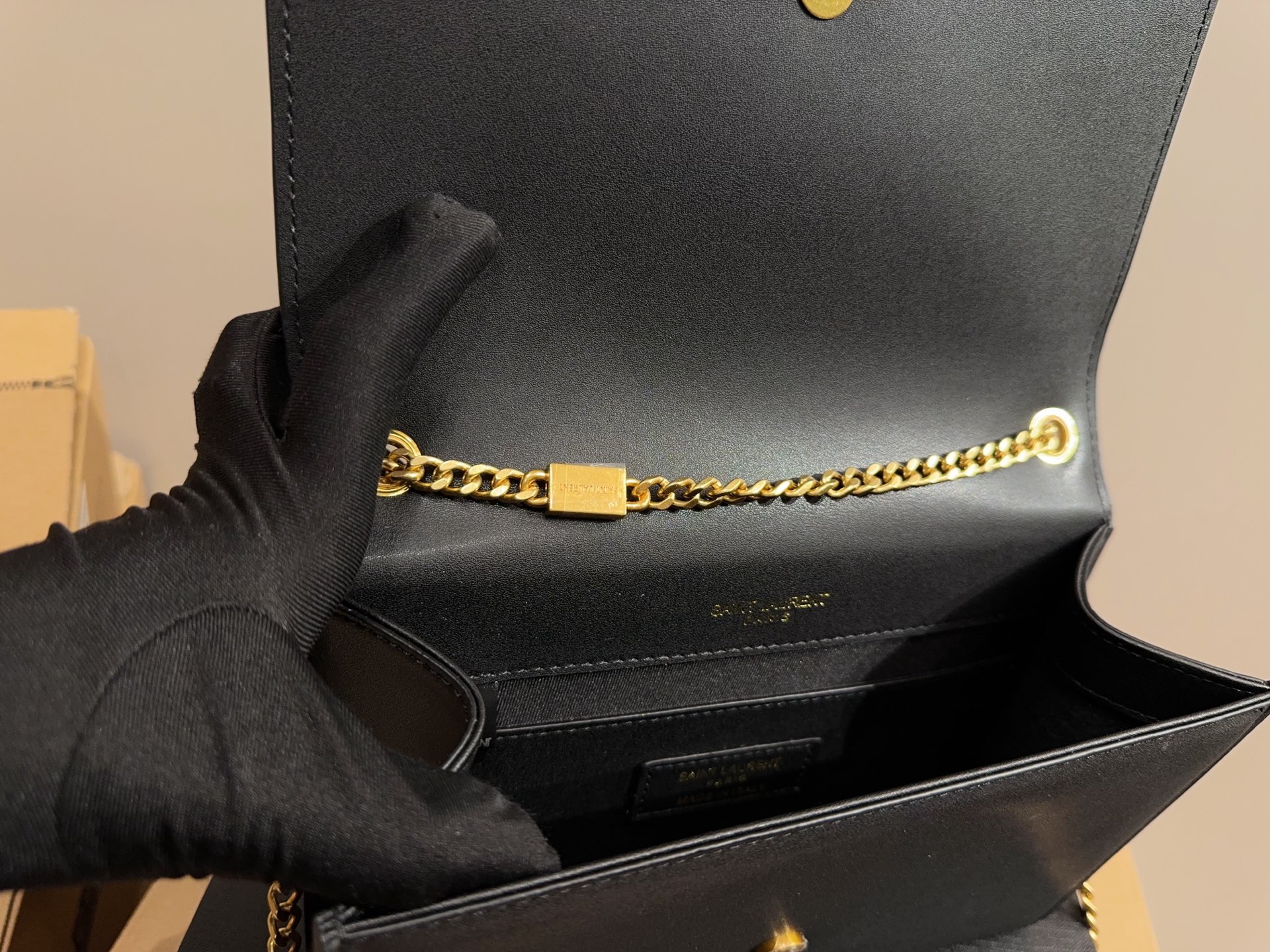 大号p165配折叠盒⚠️尺寸24.16
小号p160配折叠盒⚠️尺寸20.14
圣罗兰YSL Kate链条包
格调满满，自带一股低调沉稳儒雅的气息！
版型挺阔，很有型！越用越有沉淀的味道！
更加低调、沉稳！！
可单肩可斜挎，不分年龄不分身高！实用百搭！