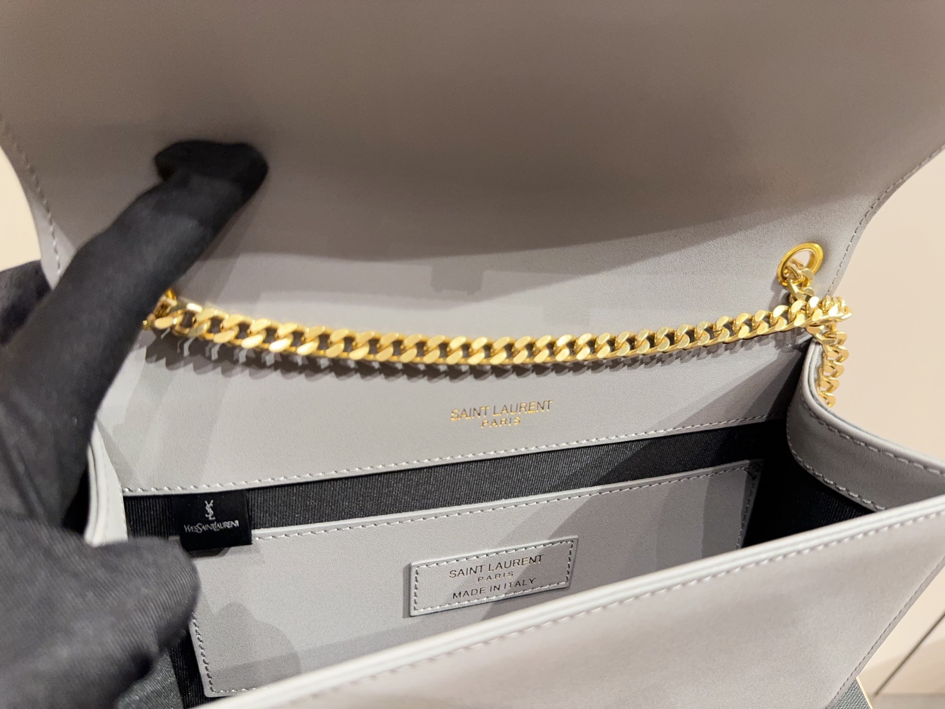大号p165配折叠盒⚠️尺寸24.16
小号p160配折叠盒⚠️尺寸20.14
圣罗兰YSL Kate链条包
格调满满，自带一股低调沉稳儒雅的气息！
版型挺阔，很有型！越用越有沉淀的味道！
更加低调、沉稳！！
可单肩可斜挎，不分年龄不分身高！实用百搭！