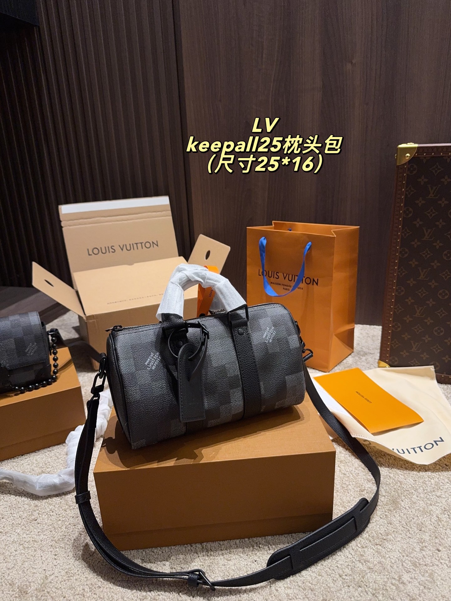 💰370 配折叠盒⚠️尺寸25.16
LV 黑色马赛克keepall25枕头包 
我是没想到背上去能这么好看👀  容量也是可以了  能装手机📱钱包👛等，满足日常出街和凹造型需求  实用性很高  日常出街，通勤，旅游等都ok呢❗