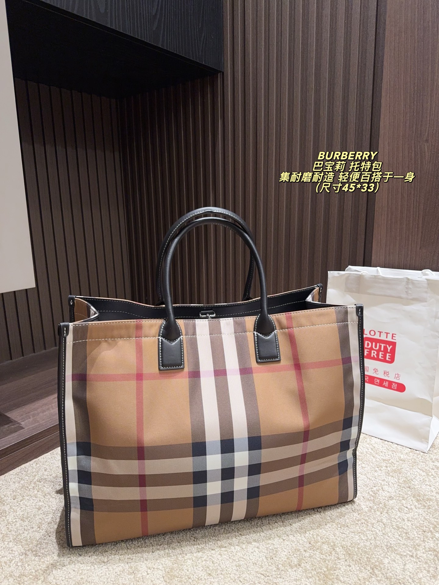 💰375无盒️⚠️尺寸44*33 巴宝莉 托特包BURBERRY 集耐磨耐造,轻便百搭于一身! 配皮全部头层帕纳小牛皮, 皮料的质感就不用讲了,牛皮里数一数二的,手感和纹路都是比较细腻的! 颜色是偏哑光质地的,总之就是很有高级感!!