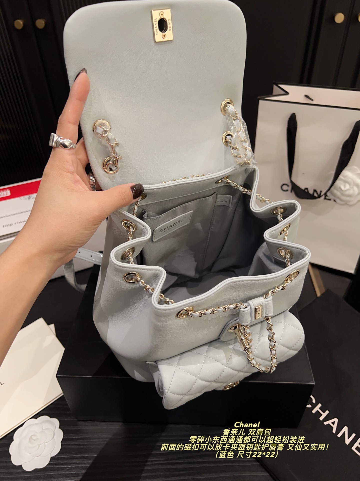 💰185包邮 配盒⚠️尺寸20*20
香奈儿CHANEL 双肩包
简直是仙女的包包
手机、短夹、水瓶、伞，还有其他零碎小东西通通都可以超轻松装进
前面的磁扣可以放卡夹跟钥匙护唇膏，又仙又实用！