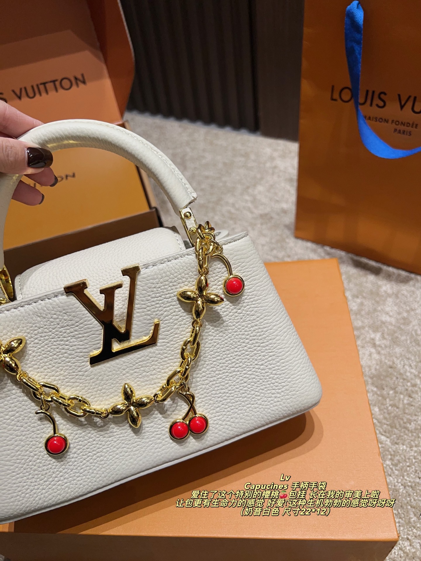 💰295包邮 配盒⚠️尺寸22*12
LV Capucines 手柄手袋
太美啦 超级好看呀 无论从包型还是皮质手感 都非常的棒 可以加根丝巾 但是我自己不太喜欢搭丝巾 我觉得就要露手柄更好看啦 
关于染色 我觉得也还好啦 我基本上穿浅色牛仔裤也会提 也还没有出现染色情况 而且这个气质蛮好打理的 所以完全不用担心啦
想入的姐妹 可以大胆入 真的太美太美啦